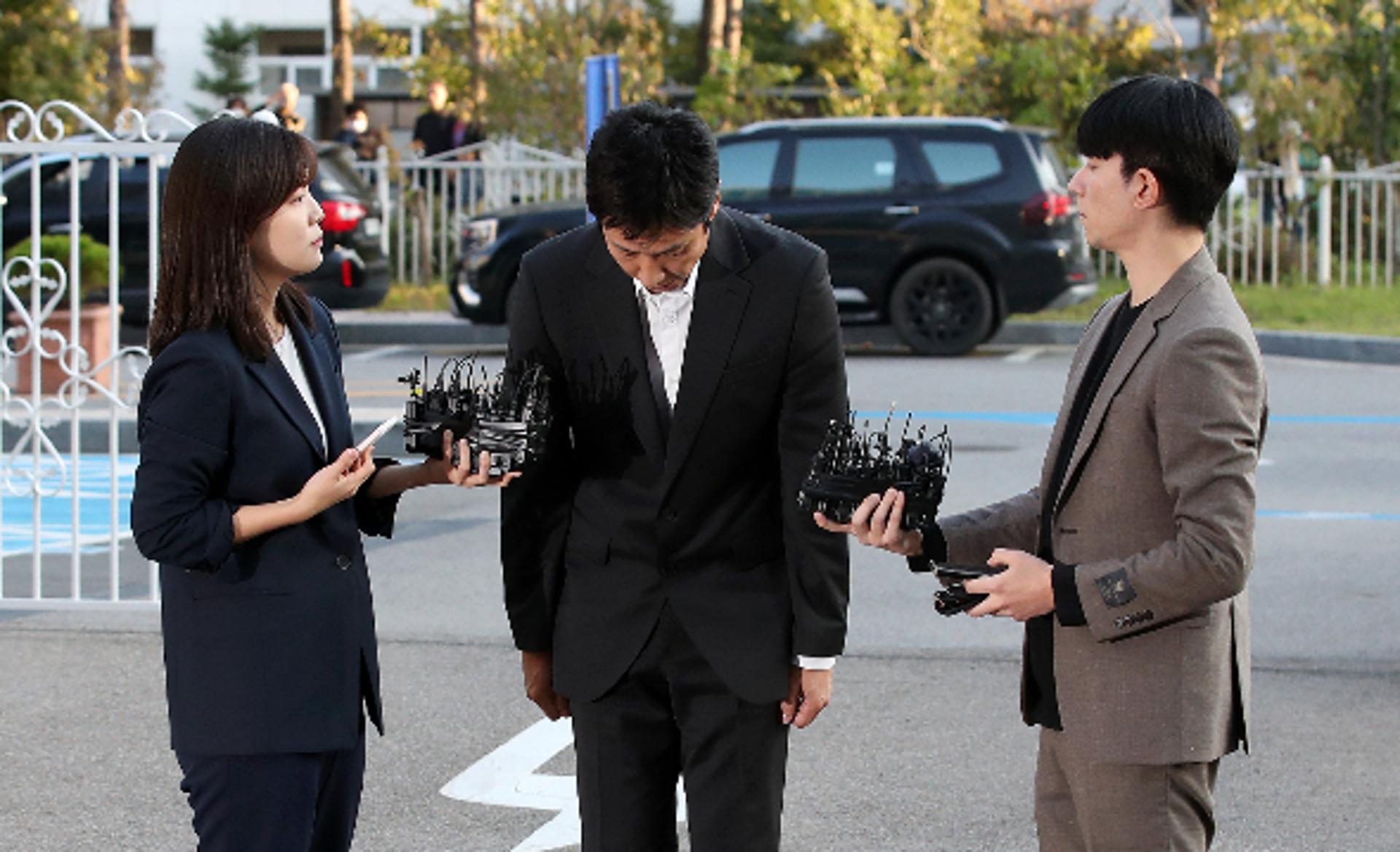 "조사 첫날이라" 이선균, '마약 투약 혐의' 경찰 조사… "가족들 미안" 눈물