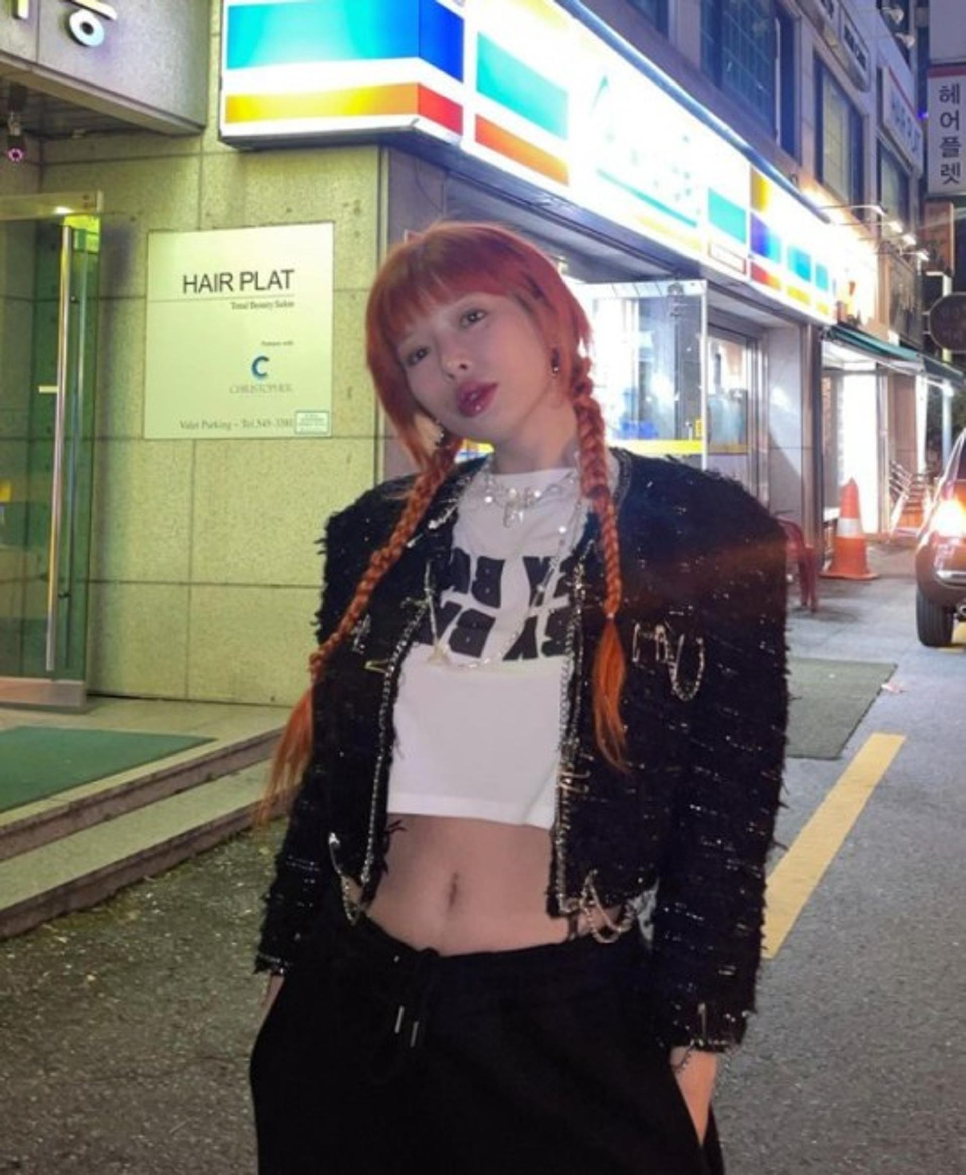 "현아는 빨개요" 빨강머리 앤 완벽 소화… 크롭티 입고 장꾸미 발산