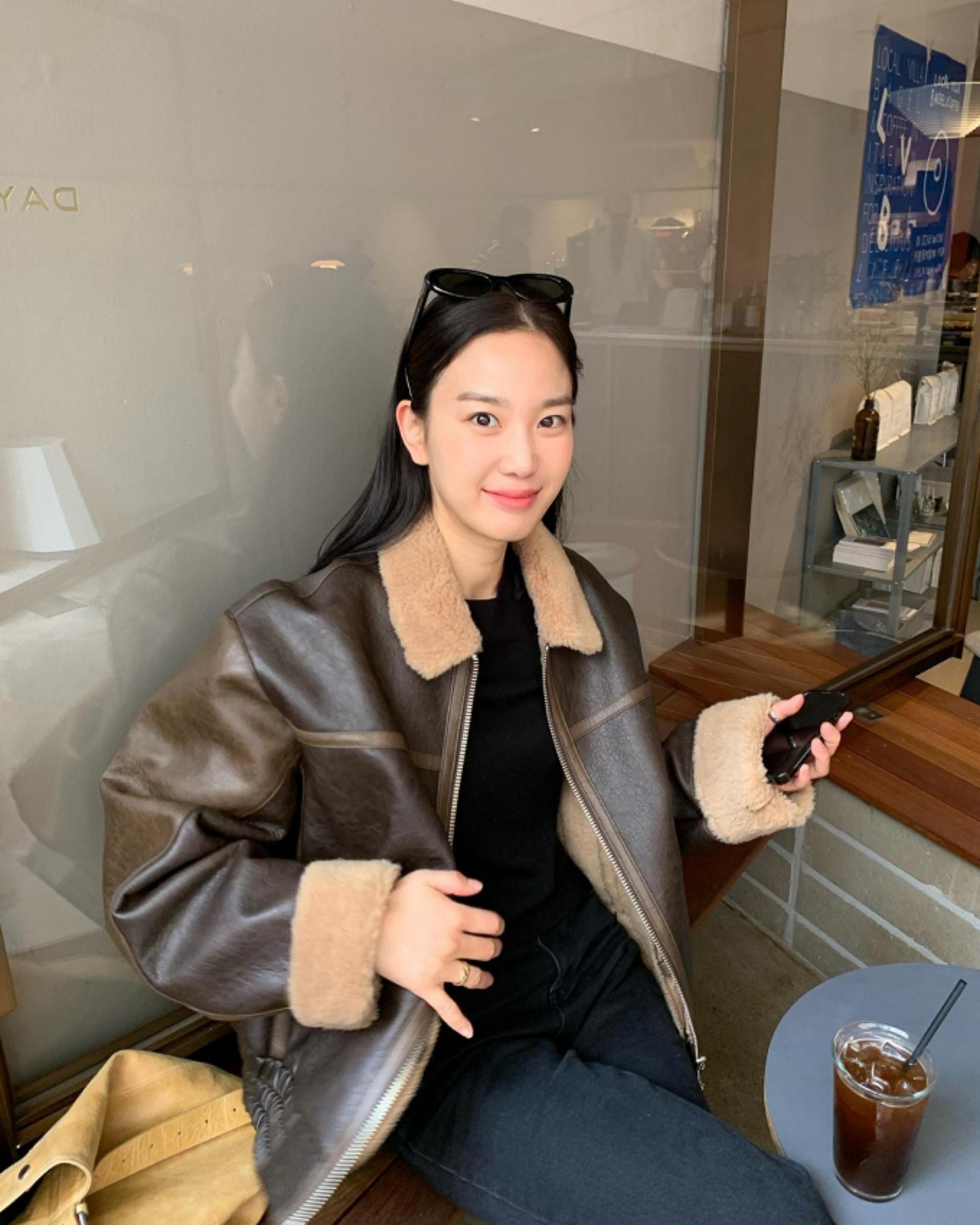 장희령, 가을 낭만 느껴지는 숏 무스탕 스타일링