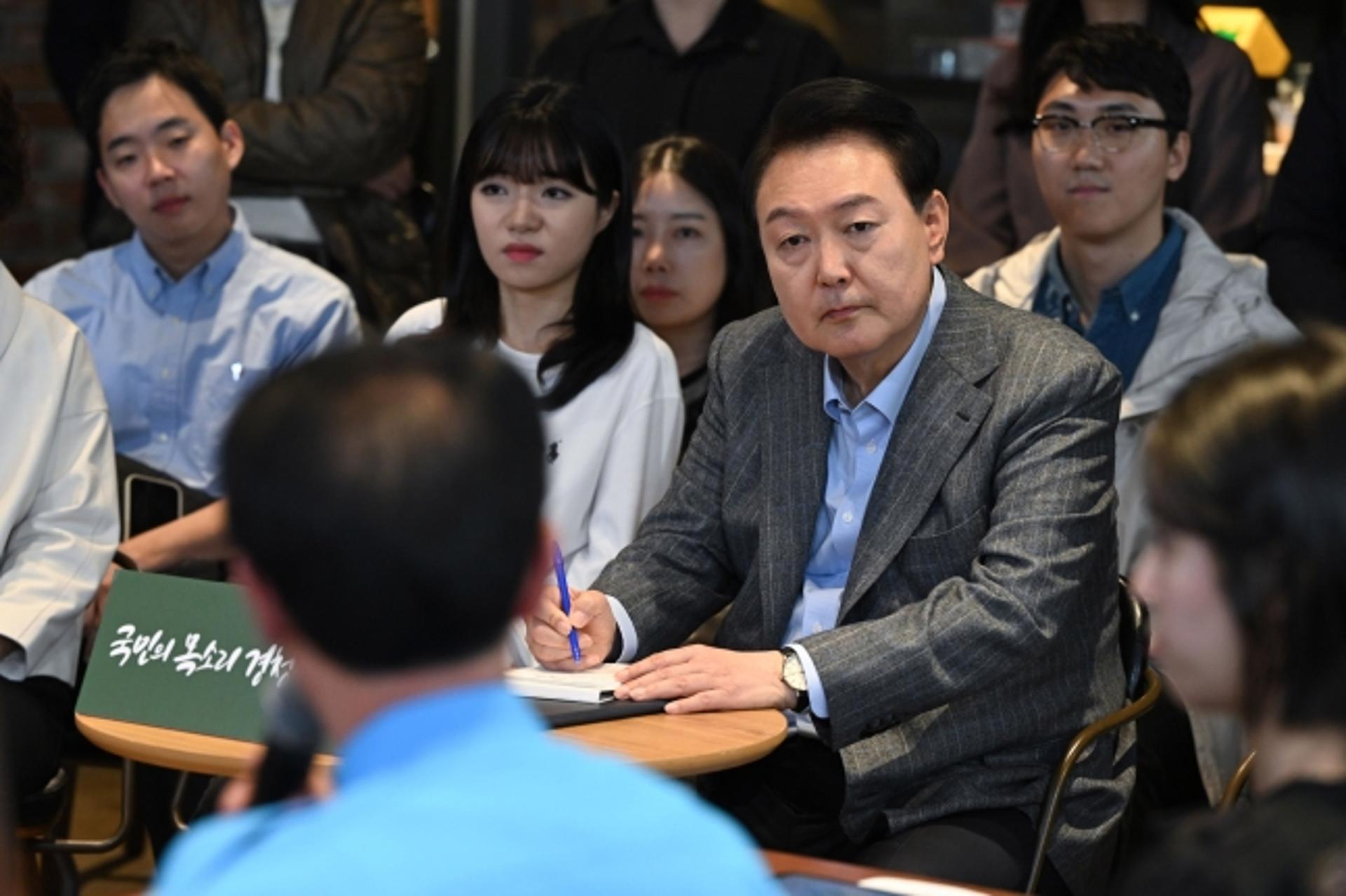 尹 '갑질' '종노릇' 비난 속… 5대 금융지주, ROE 내리고 NIM 급락