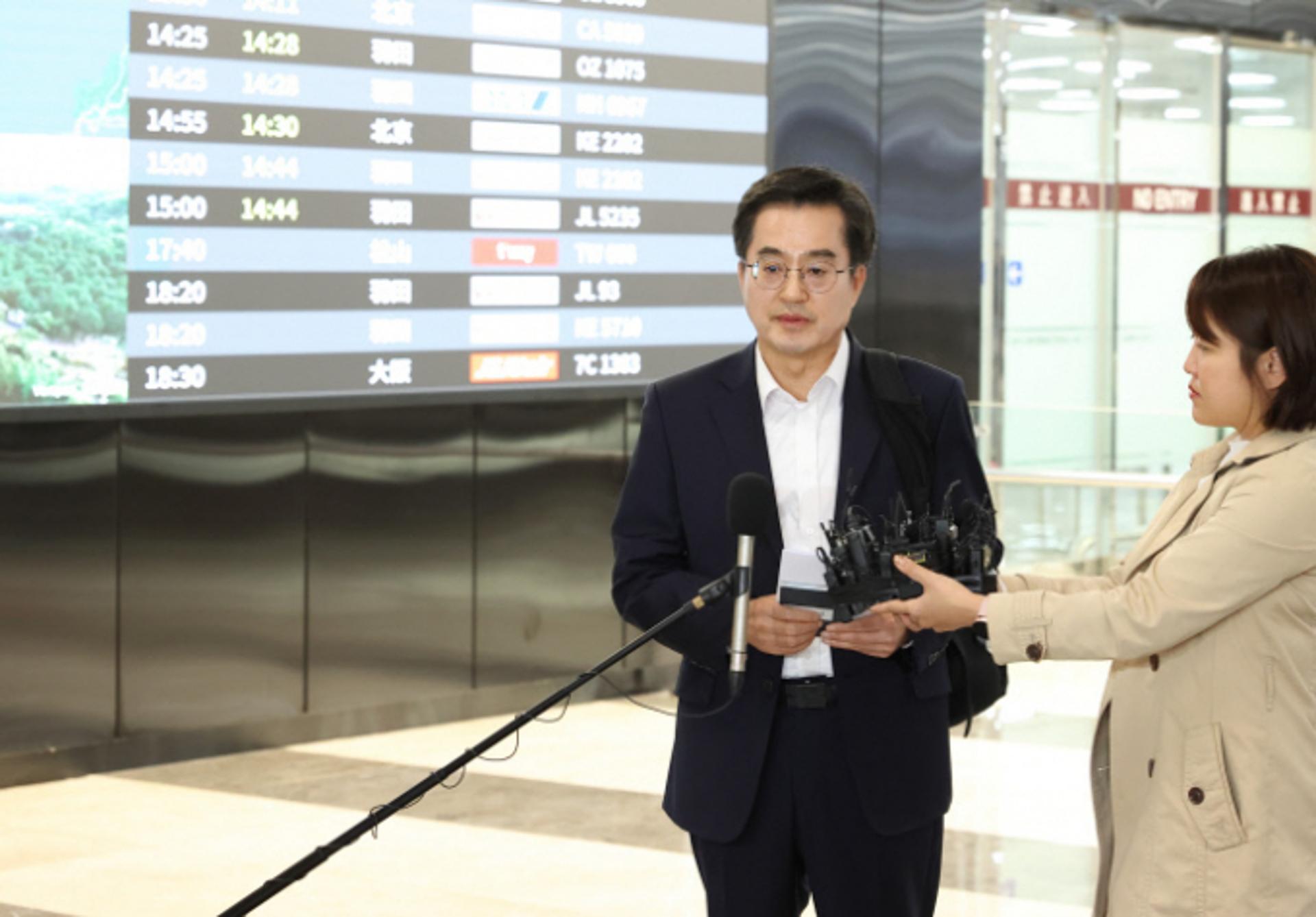 '中 귀국' 김동연 "김포 서울편입은 지방 죽이기…참 나쁜 정치"