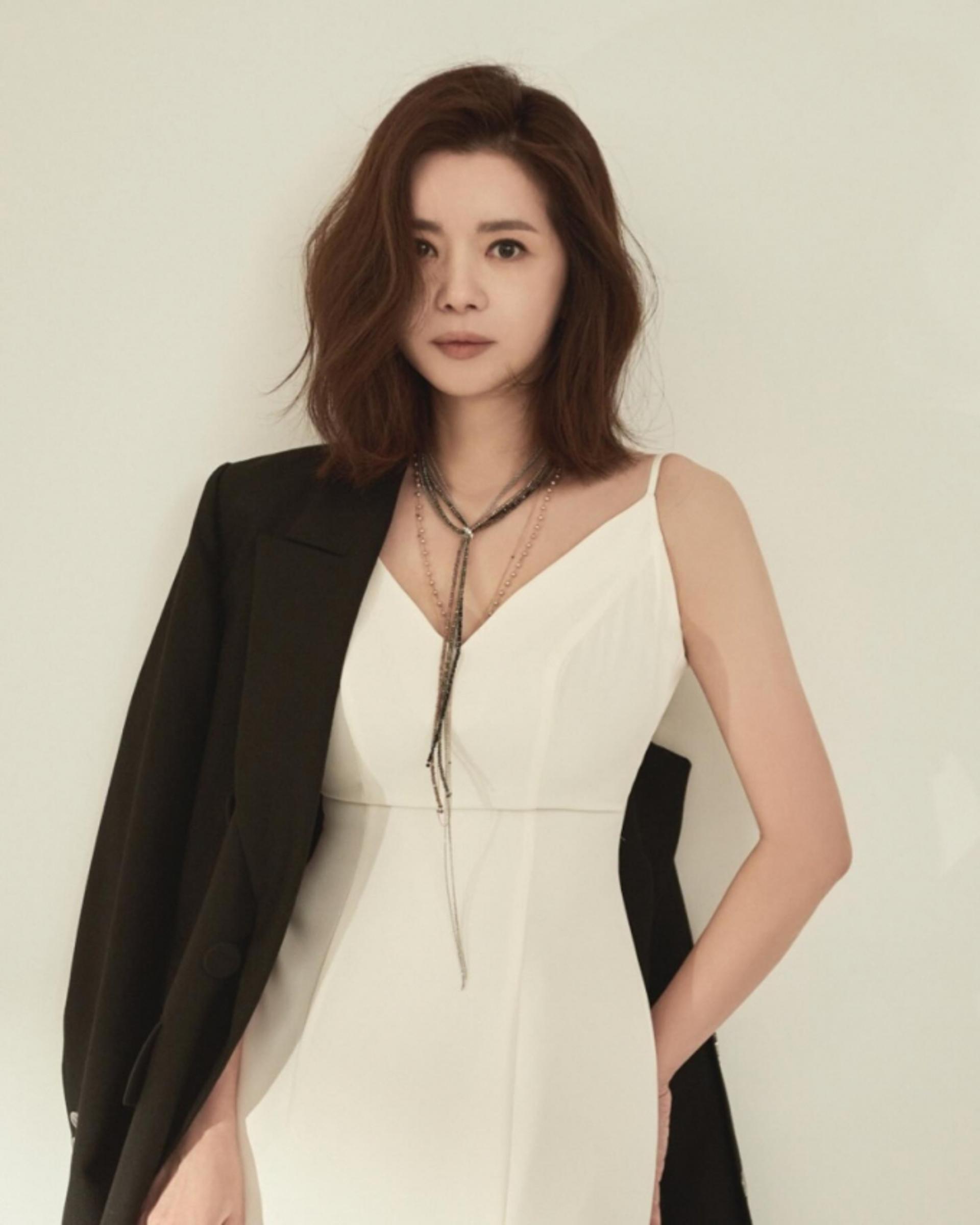 '6년 만 스크린 복귀' 장서희, 우아한 사이드 슬릿 드레스 룩