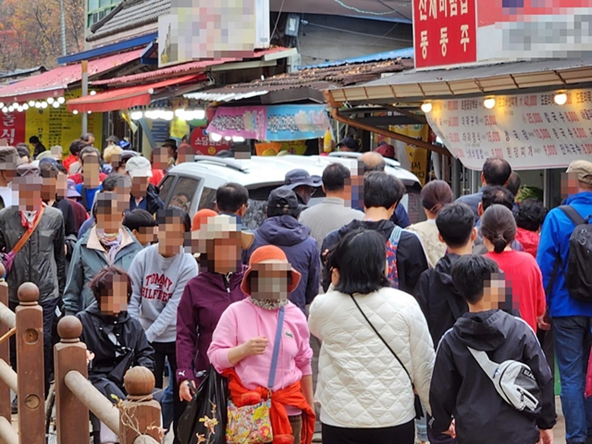 청송 주왕산국립공원, 비좁은 진입로에 탐방객들 '몸살'