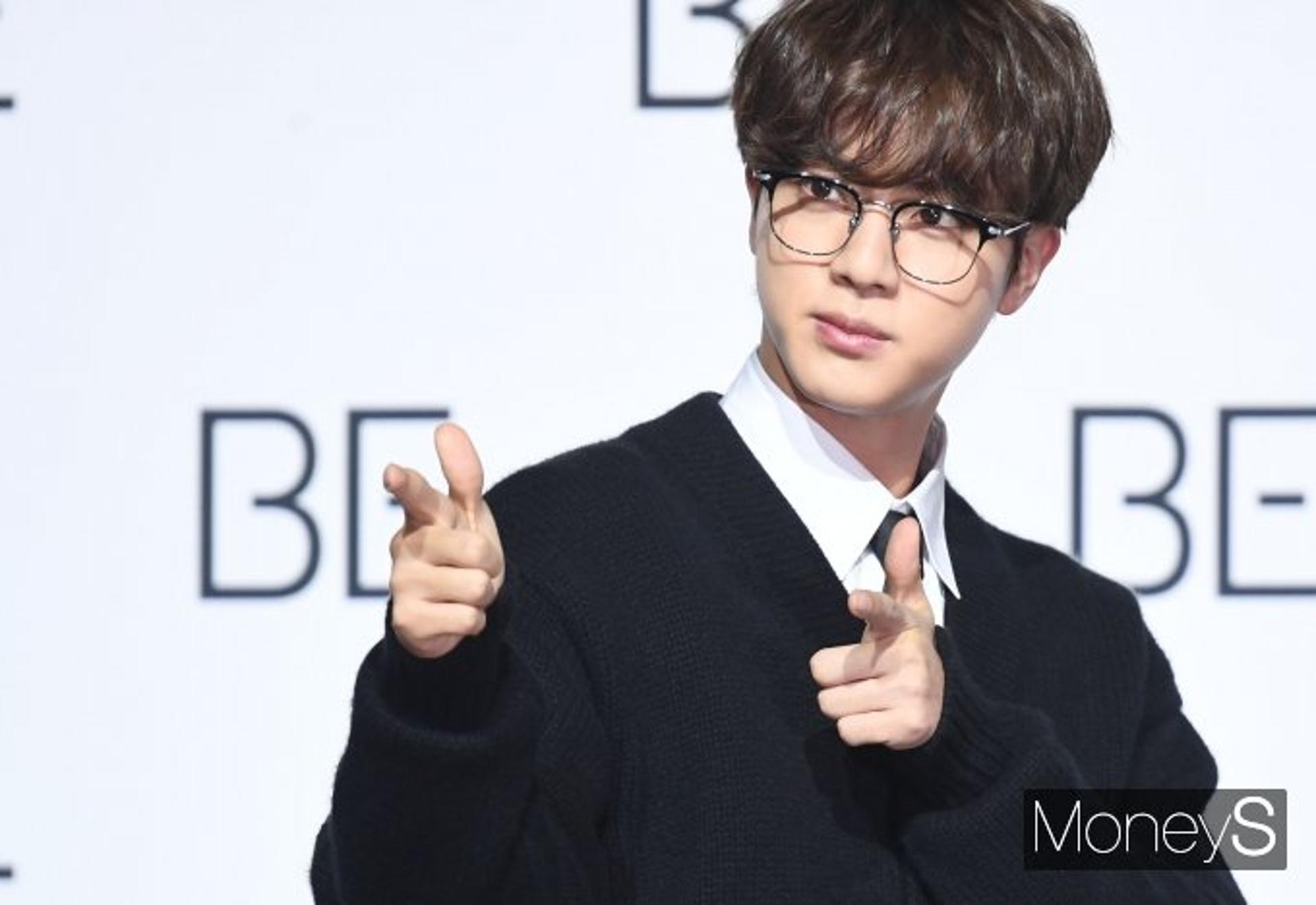 "밥 잘 사주는 예쁜 진"… '군복무' BTS 진, 미담 '화제'
