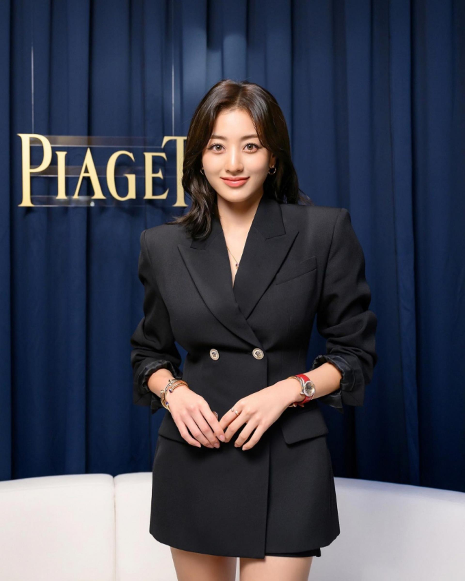 트와이스 지효, 재킷 하나로 완성! 우아한 하의실종 룩