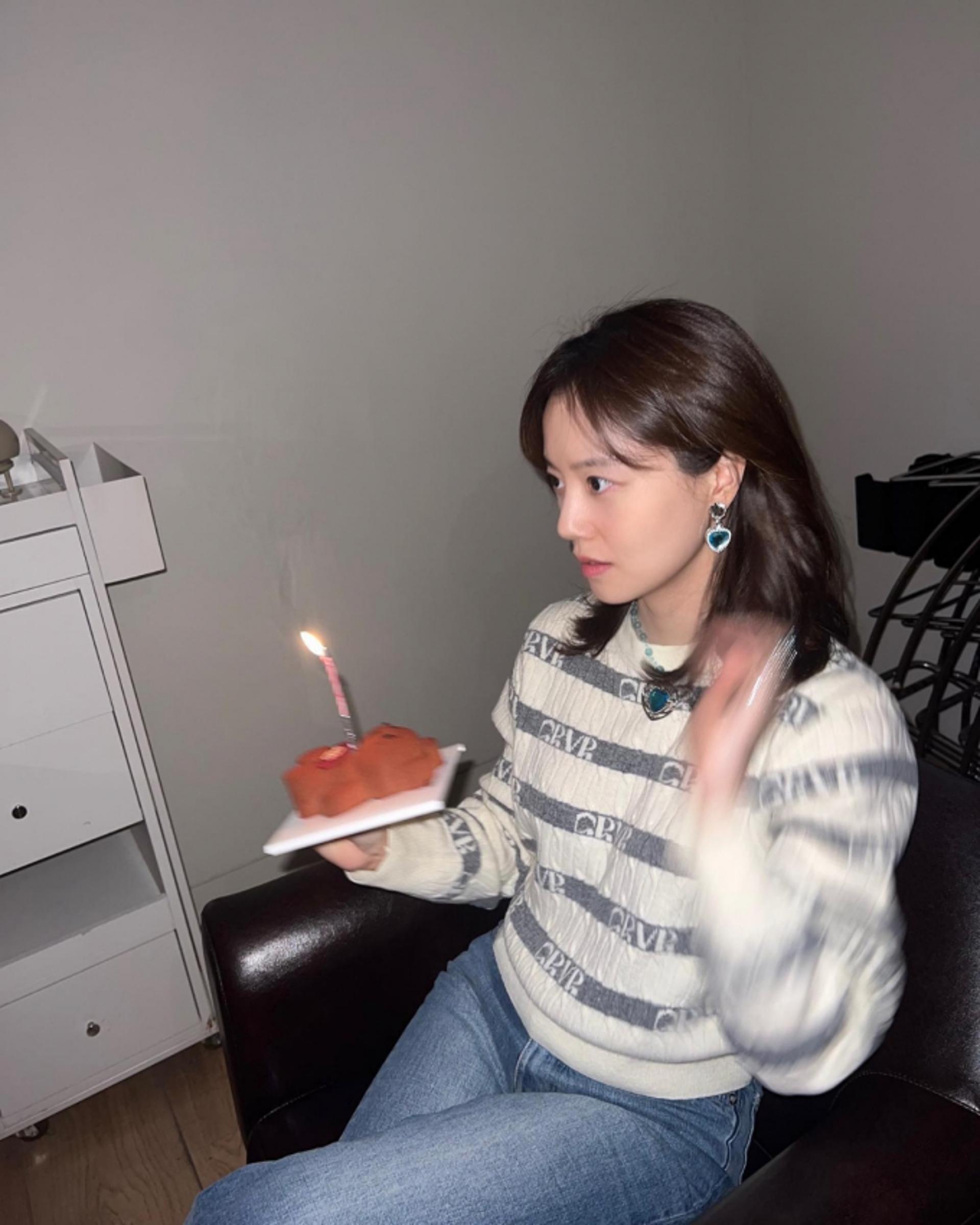 문채원, 청순한 데님팬츠룩..."공주님 오신 날"