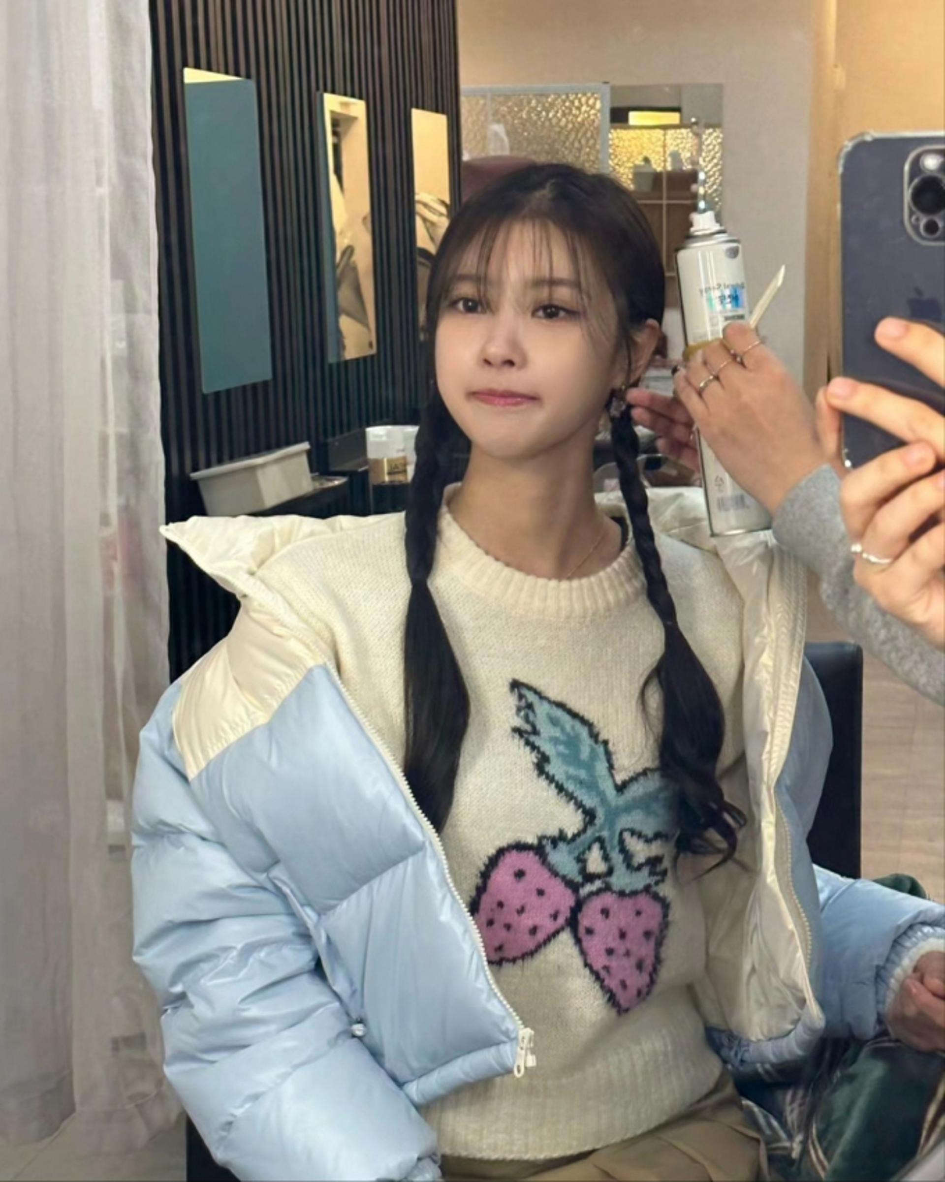이미주, 딸기 니트 입고 설렘 유발 비주얼
