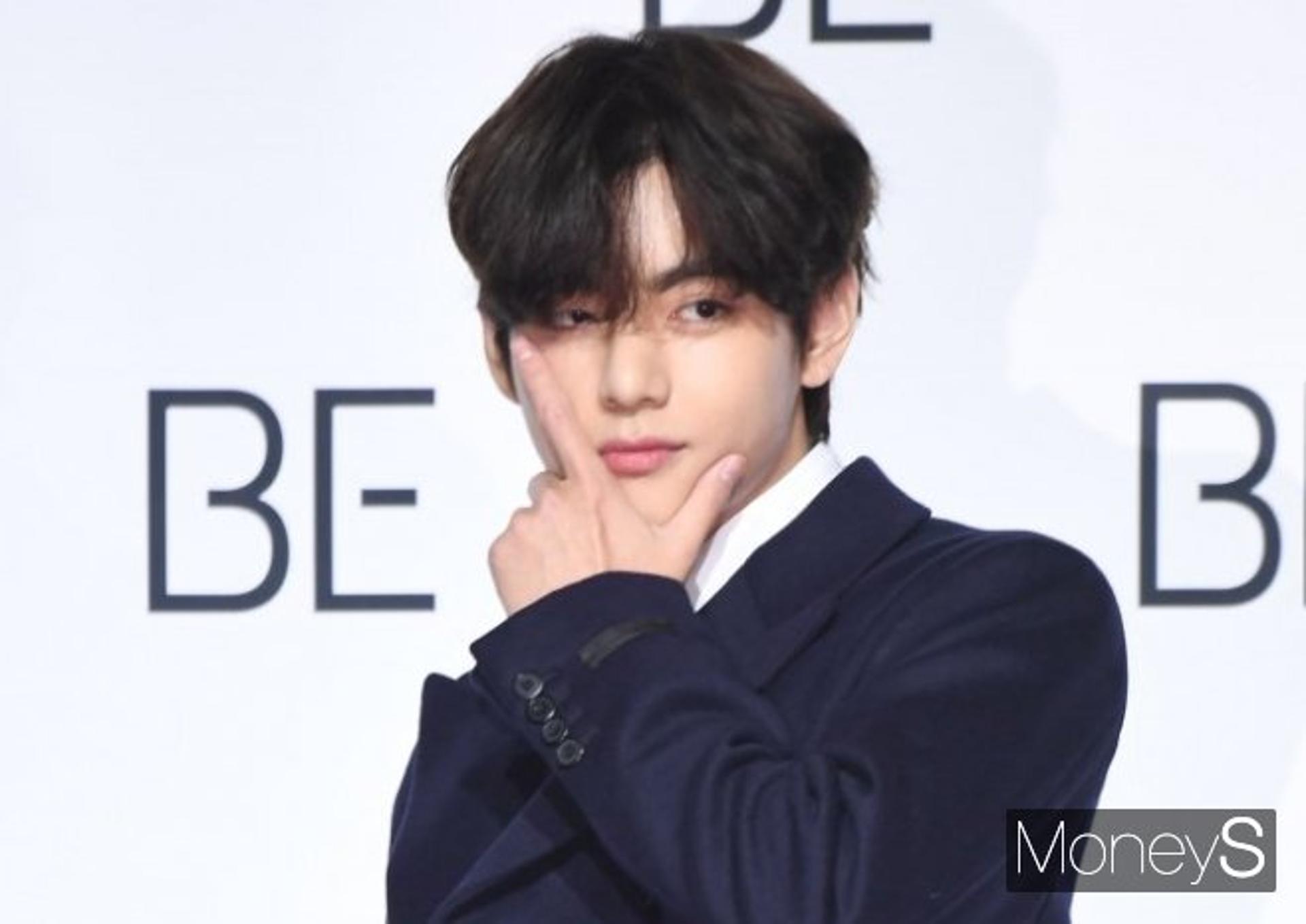 "집 따라가 혼인신고서 전달"… 'BTS' 뷔 스토킹女, 불구속 송치