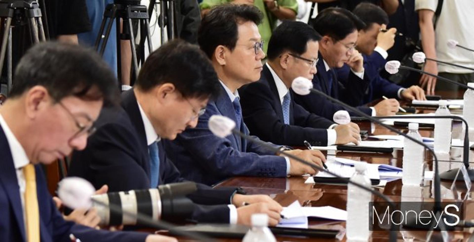 대통령 '영국 순방길' 경제사절단… 5대 은행장 "한·영 금융교류 확대"