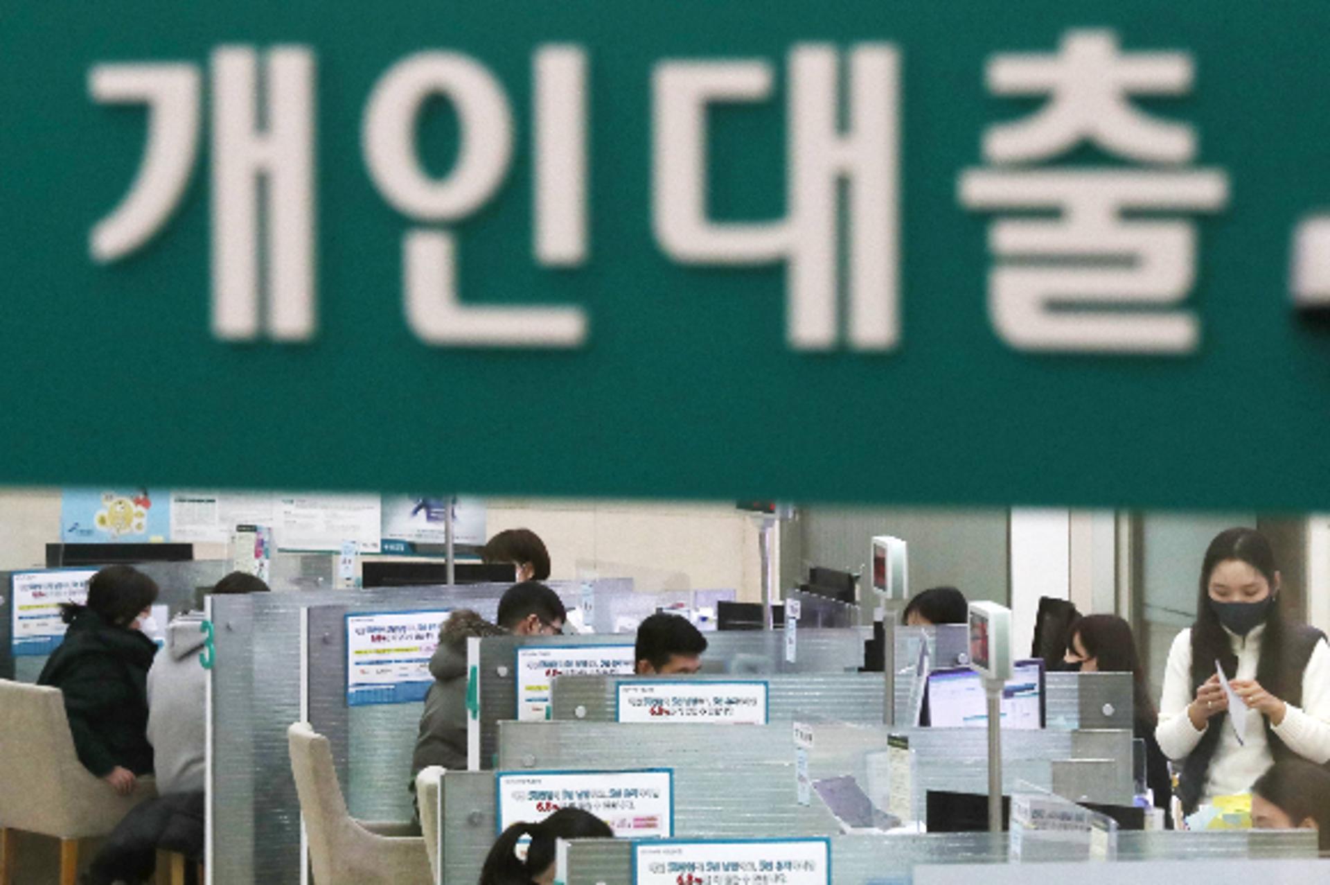 [오!머니] 신용대출 7% 육박… 금리인하요구권, 아직도 창구 가나요