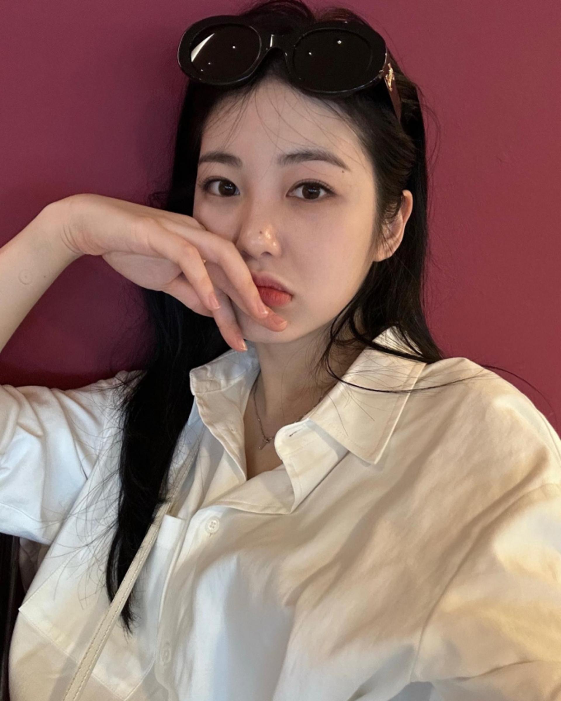 신예은, 청바지에 흰 셔츠 한 장이면 충분!
