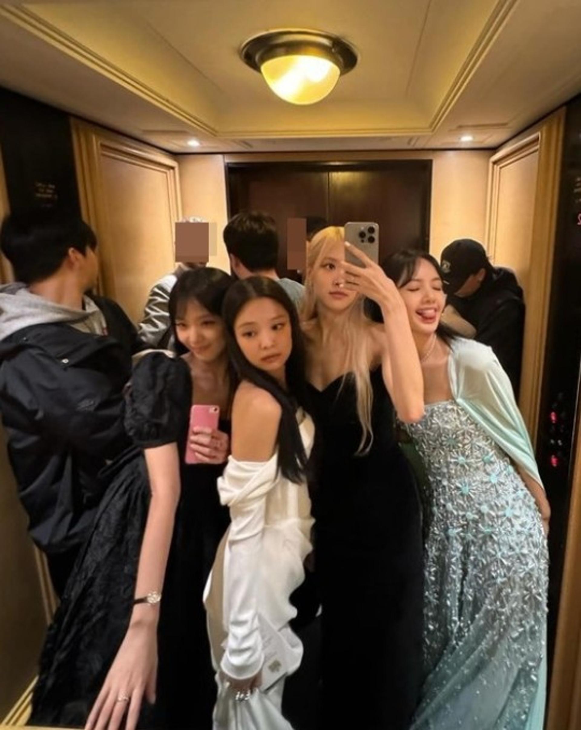YG 재계약 논의 속 블랙핑크… 英 버킹엄궁에 뜬 '완전체'