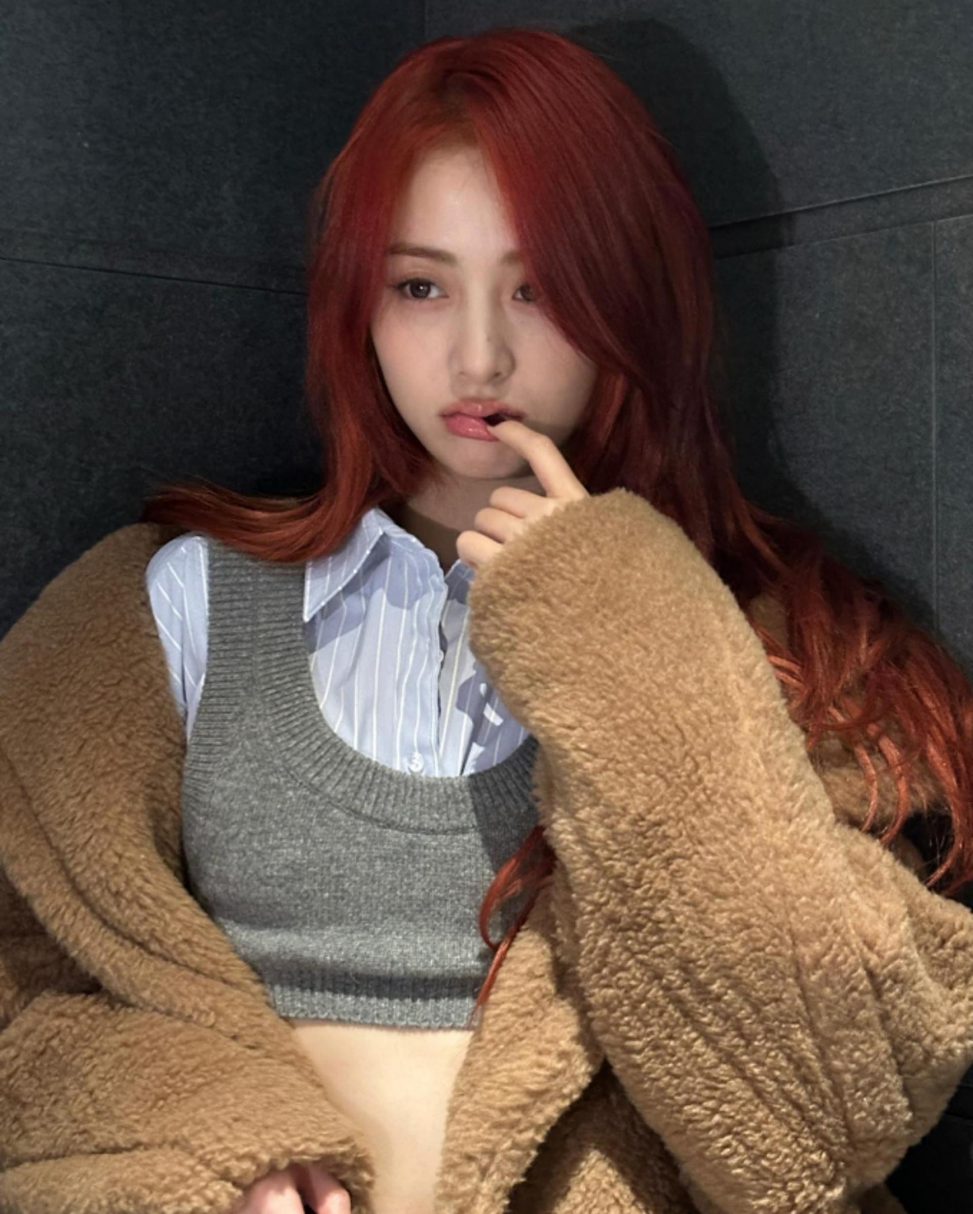 르세라핌 허윤진, 겨울에도 안 추운 핫걸의 크롭톱 패션