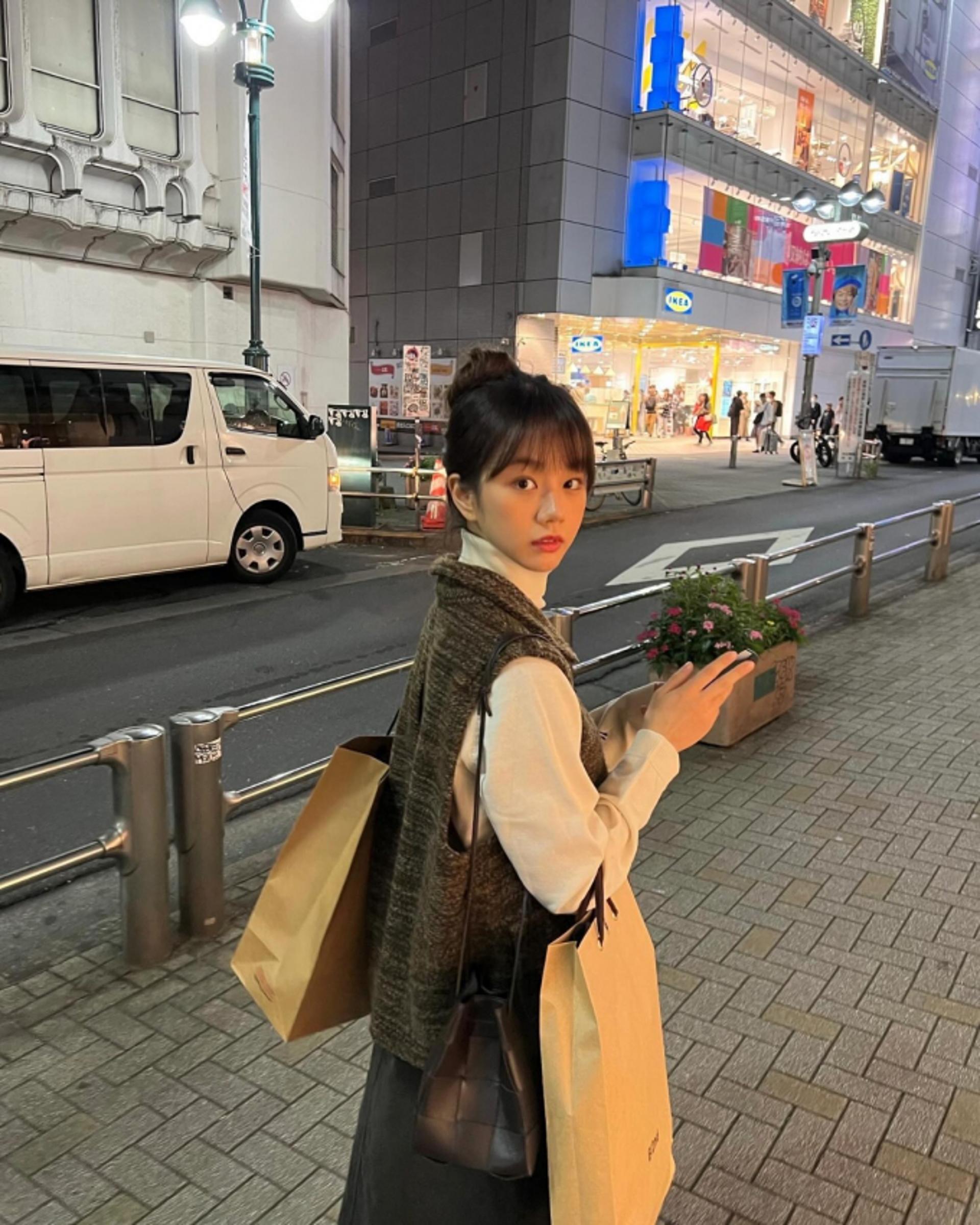 혜리, 日 여행 중 근황 공개…쏘 러블리한 똥머리