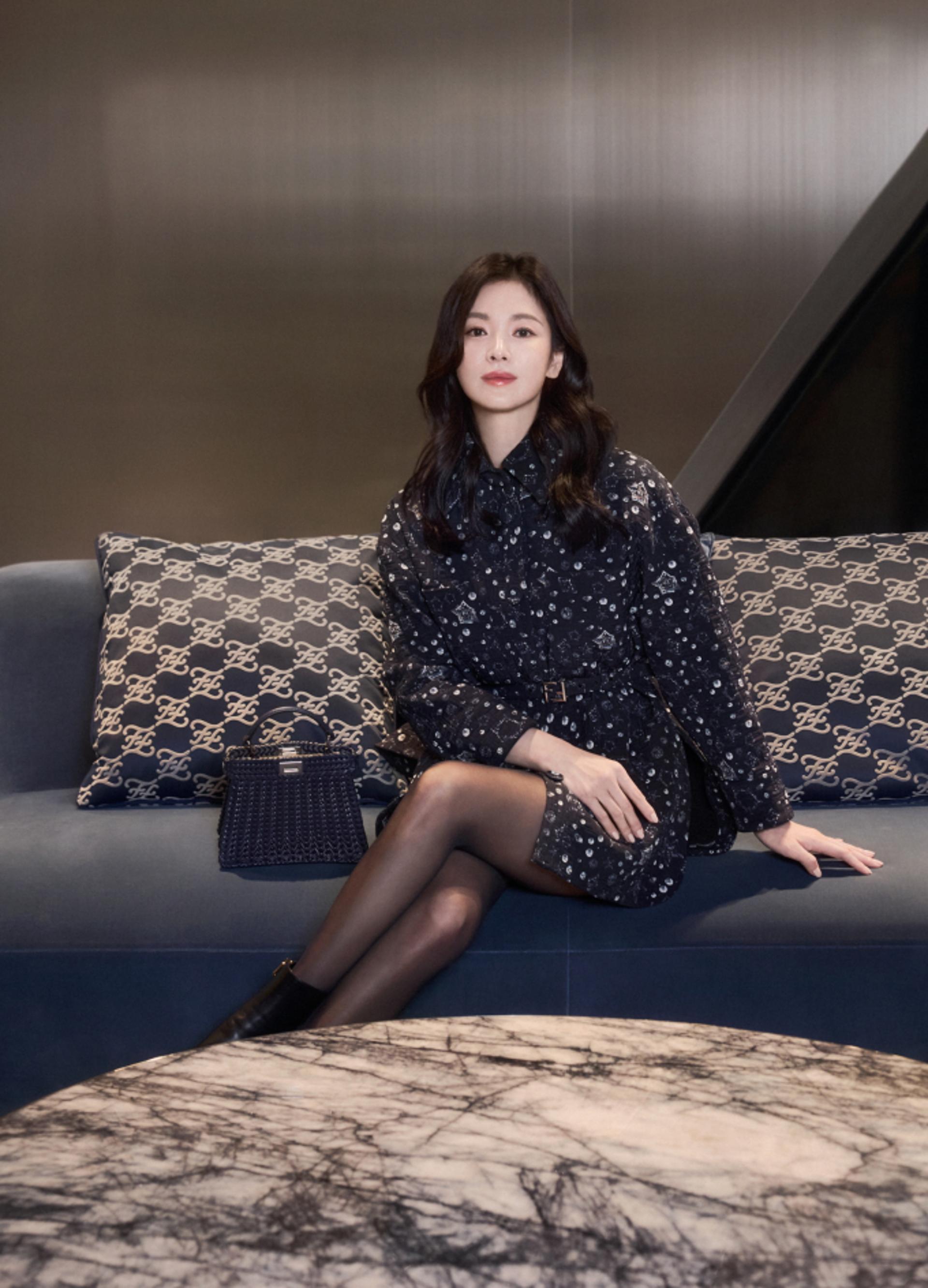 송혜교, 밤하늘의 별처럼 은은하게 빛나는 홀리데이 룩