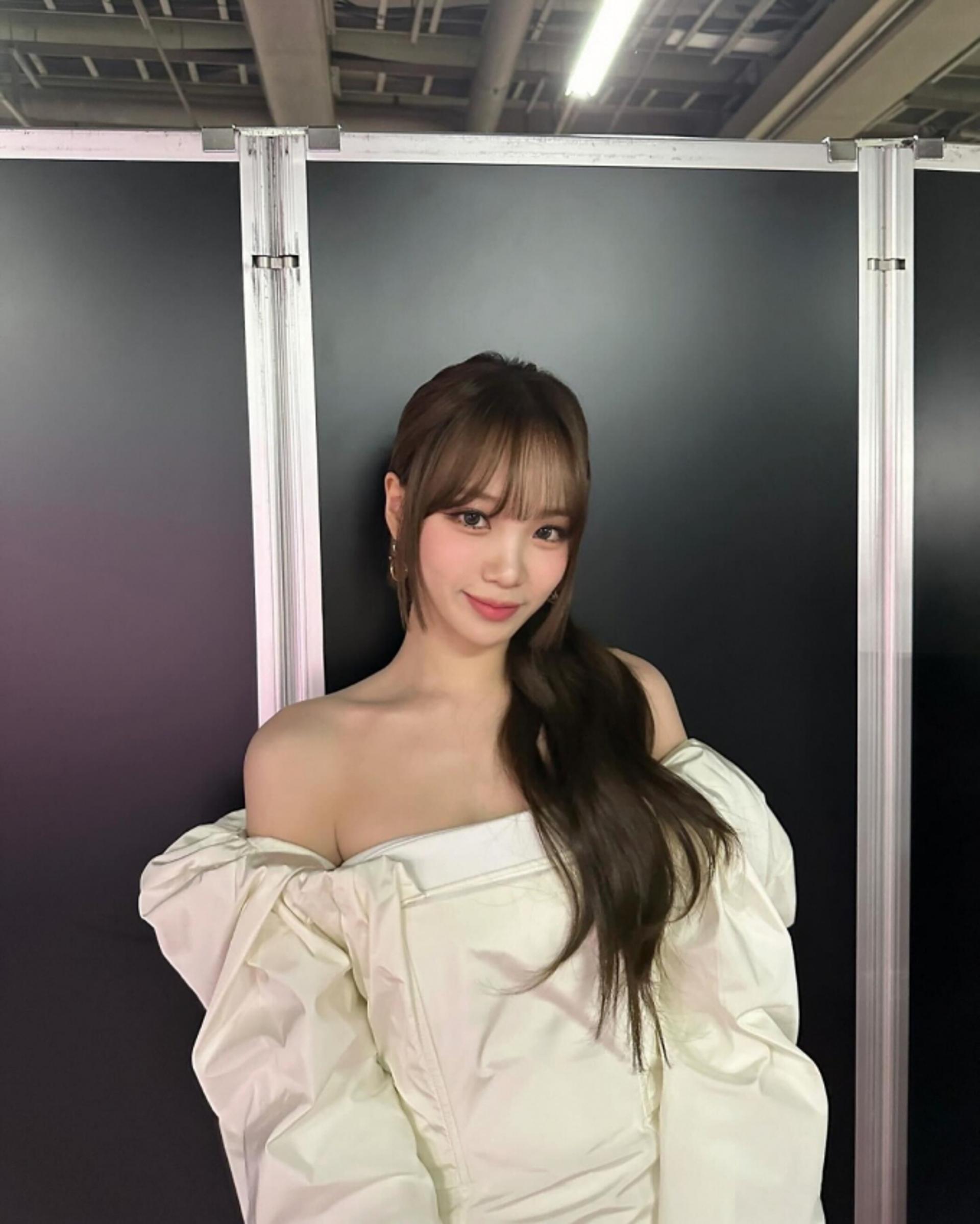 르세라핌 김채원, 과감한 오프숄더로 시선 강탈