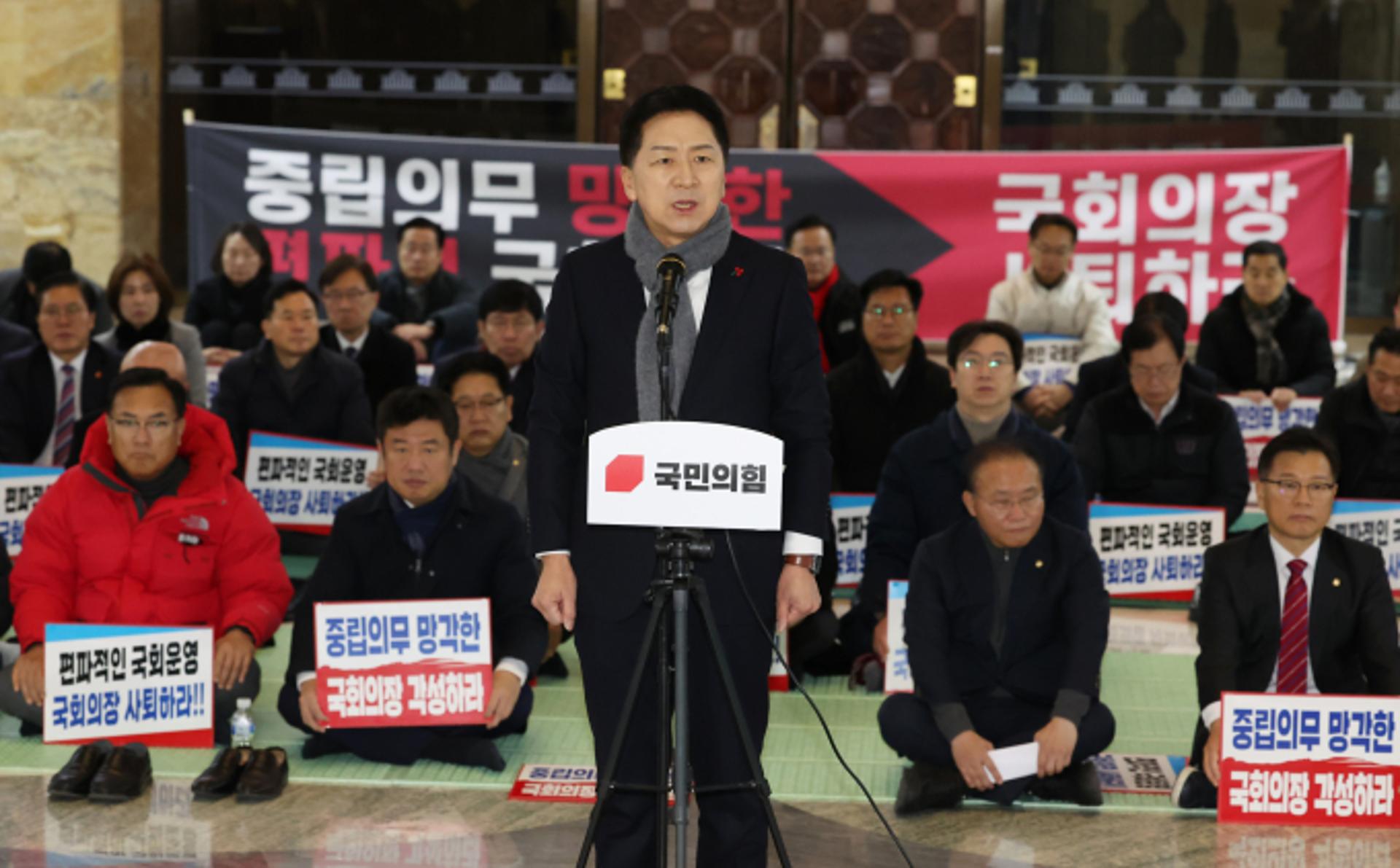 국민의힘, 검사 탄핵안 표결에 연좌 농성… "국회의장·민주당 규탄"