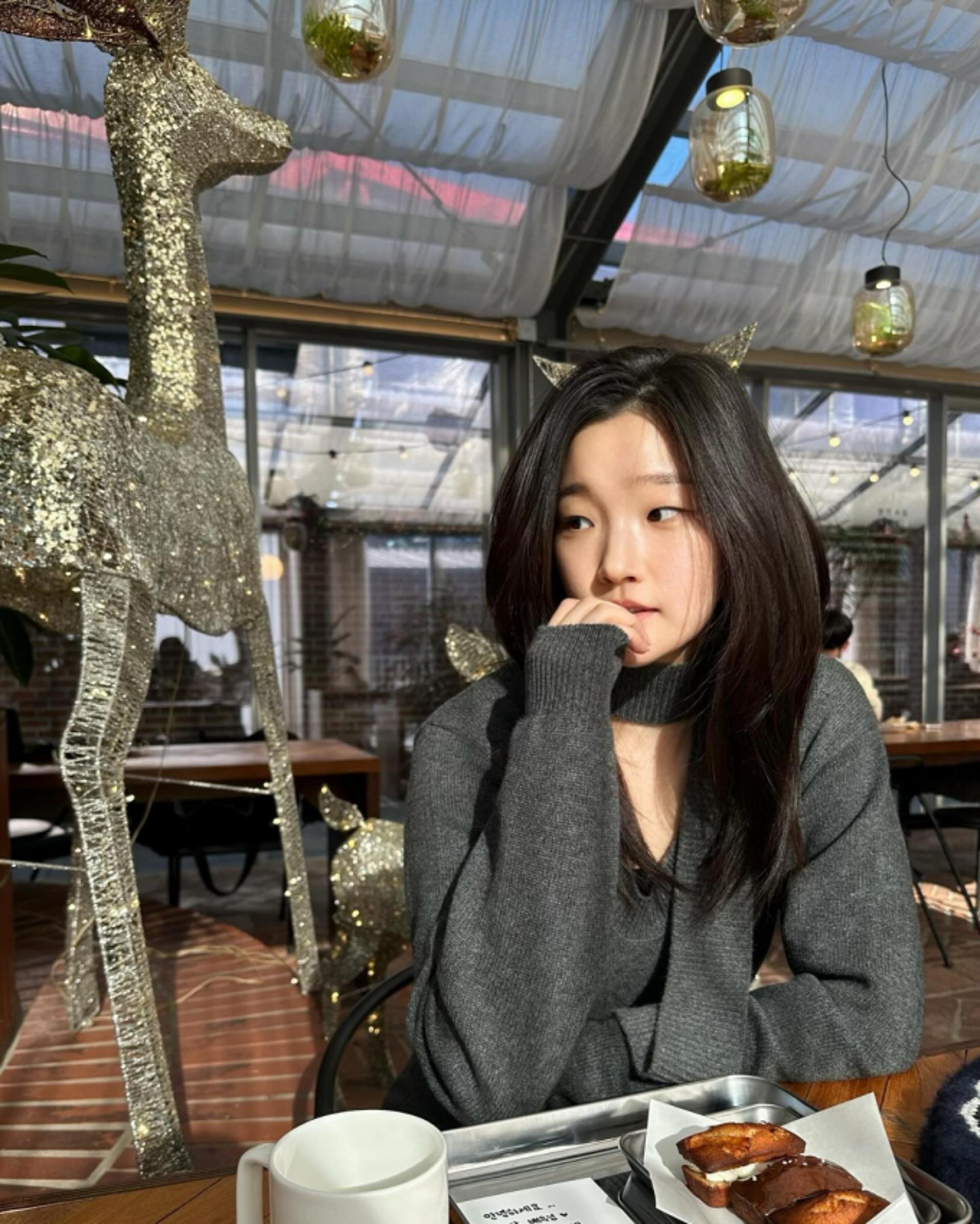 박소담, 회색 니트 한 장으로 분위기 있는 올드머니 룩