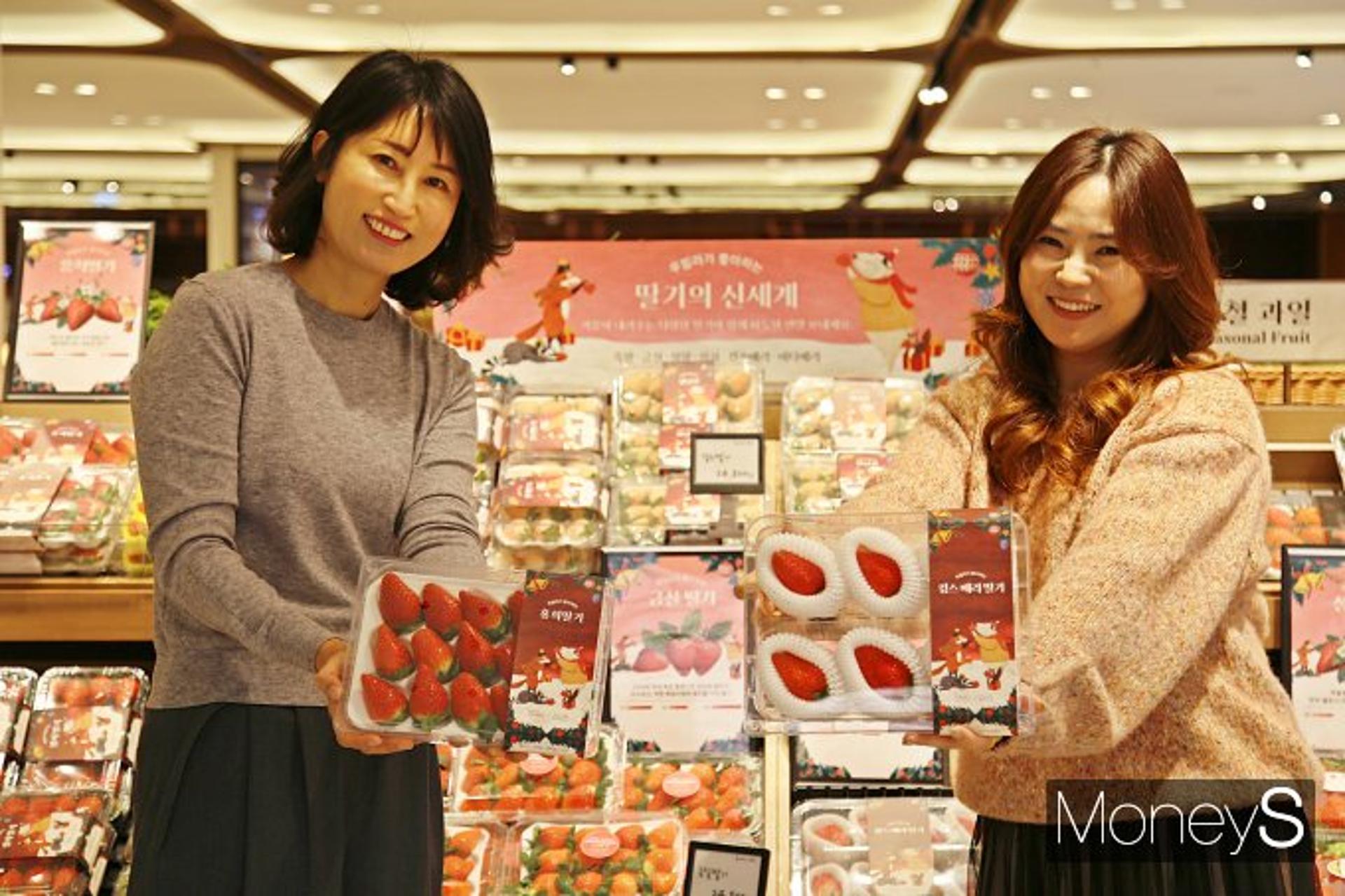 [머니S포토]광주신세계, 겨울딸기 홍보대사 된 '푸빌라'