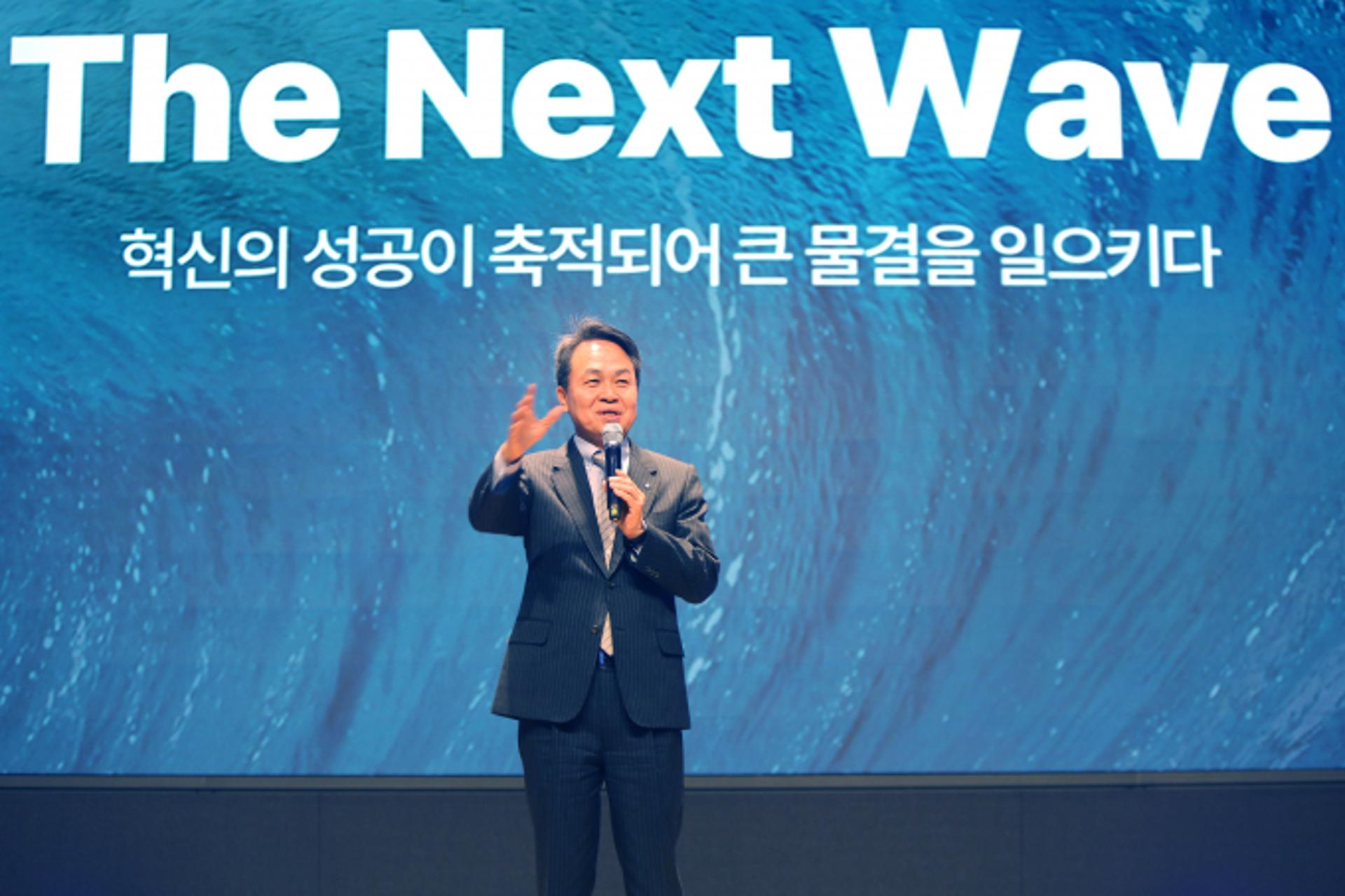 '취임 2년' 진옥동, 새판짜기 돌입… 조직 슬림화·인적쇄신 방점