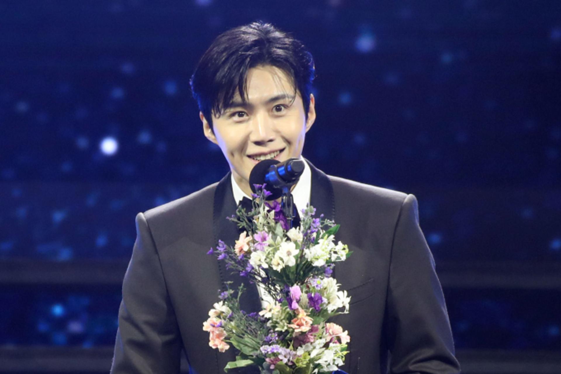 [2023 AAA] 김선호·김지훈, 베스트 아티스트상… "팬 사랑 감사"