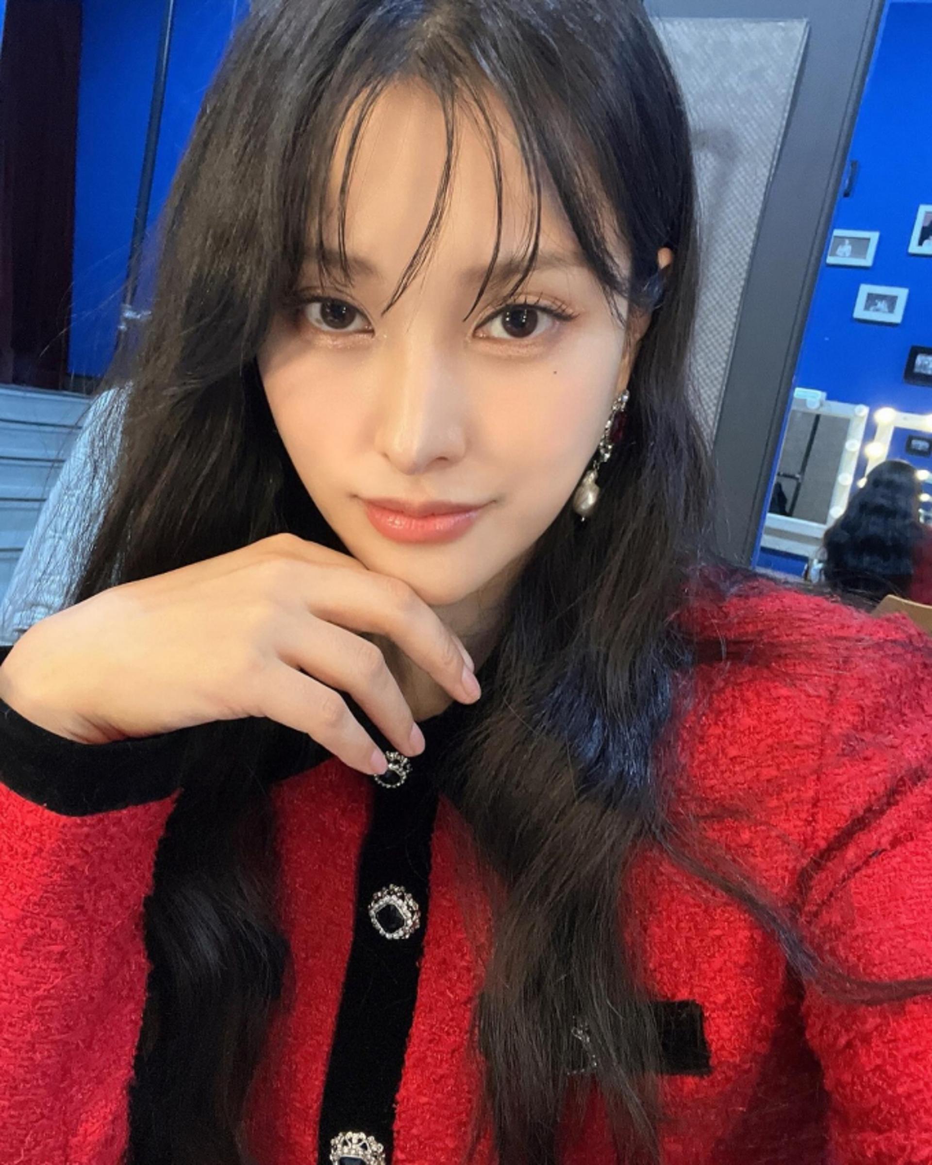 카라 박규리, 빨간 트위드 입고 뽐낸 화려한 미모