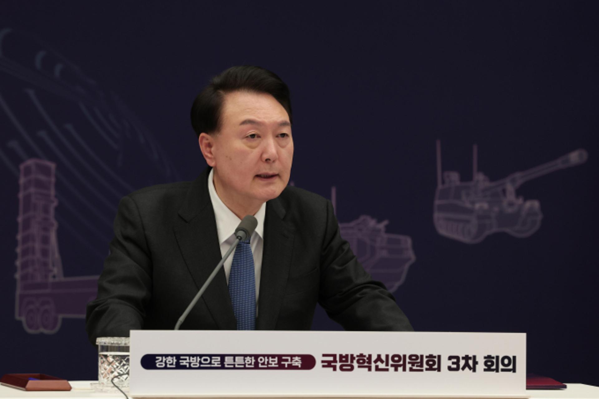 윤 대통령, 최강 한파에 독거노인 찾아 방한용품 선물