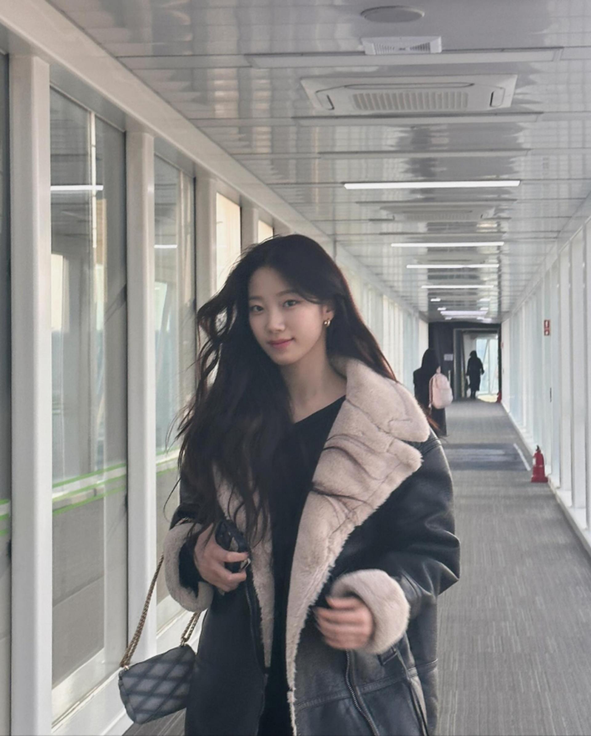 르세라핌 카즈하, 폭닥하고 따스한 무스탕 코트룩