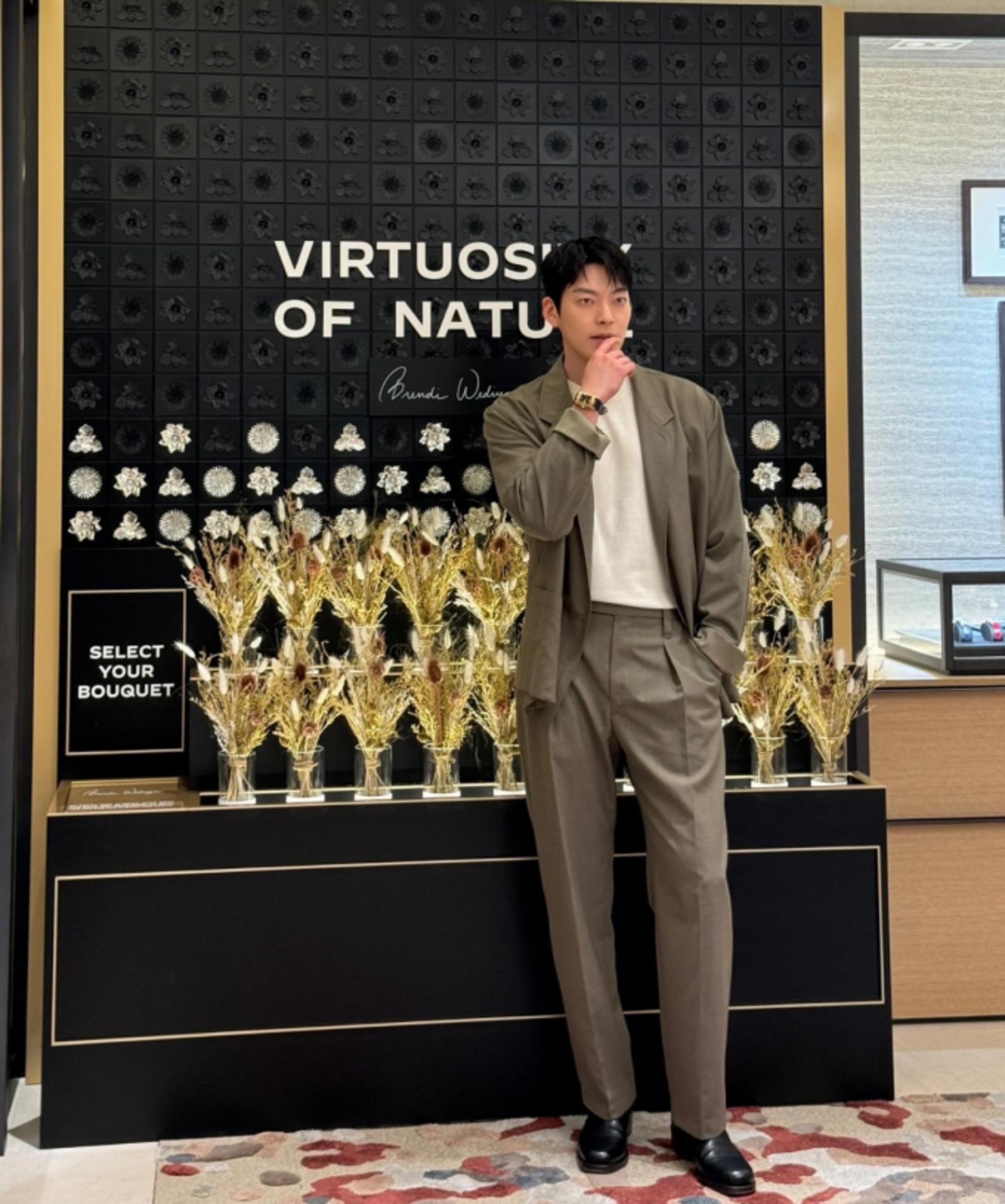 김우빈, 우월한 기럭지로 뽐낸 완벽 슈트핏