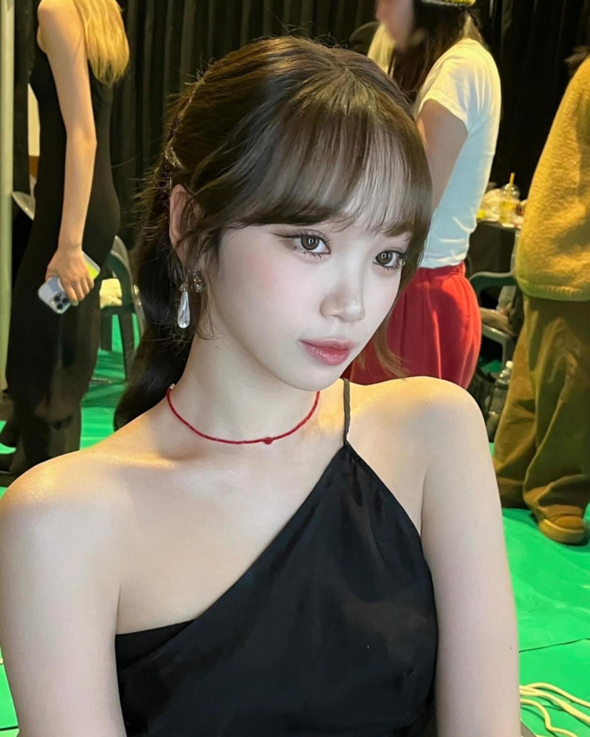 르세라핌 김채원, 청순+러블리+섹시 다 되는 원숄더 드레스룩