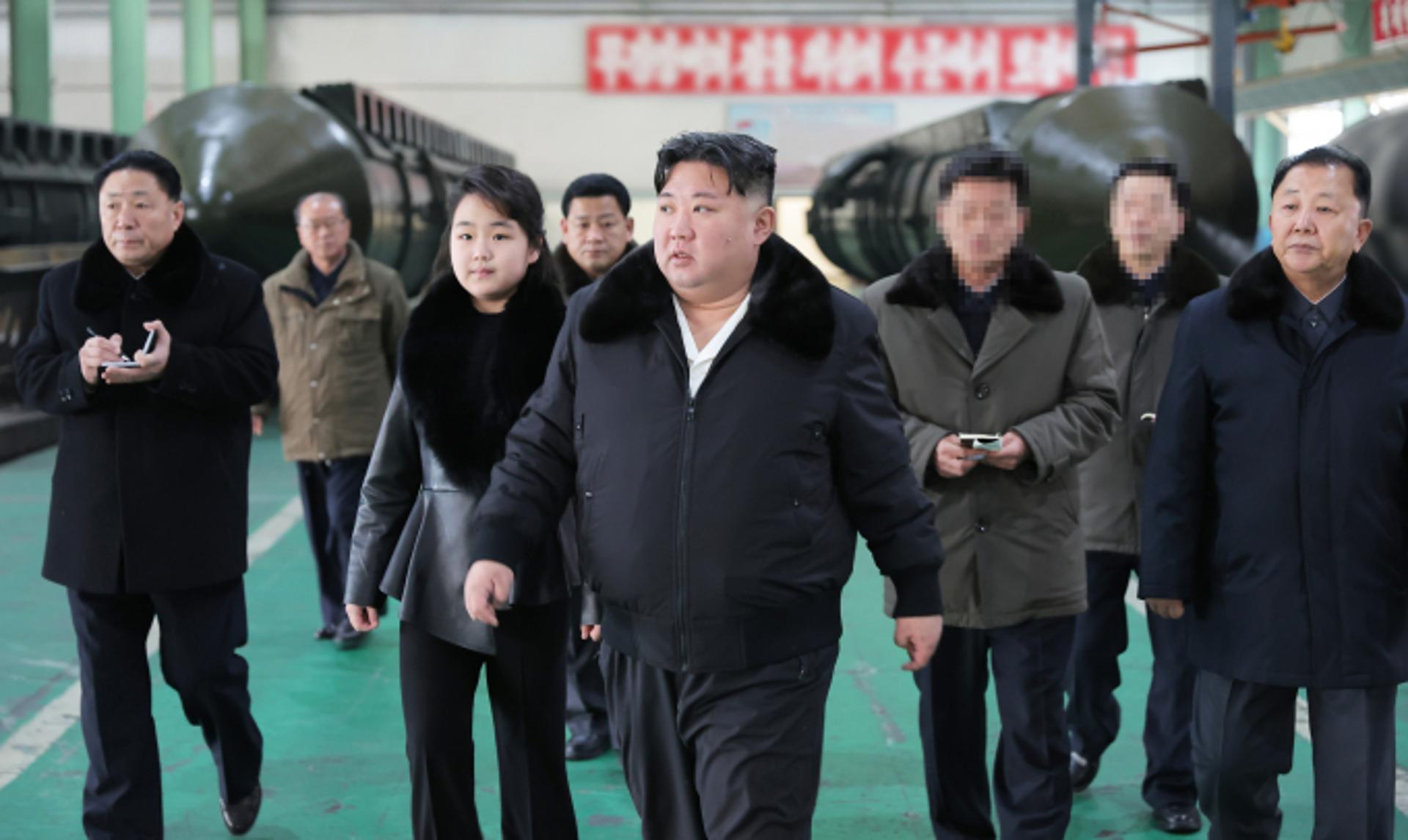北 김정은, 딸 김주애와 ICBM 발사대 공장 시찰