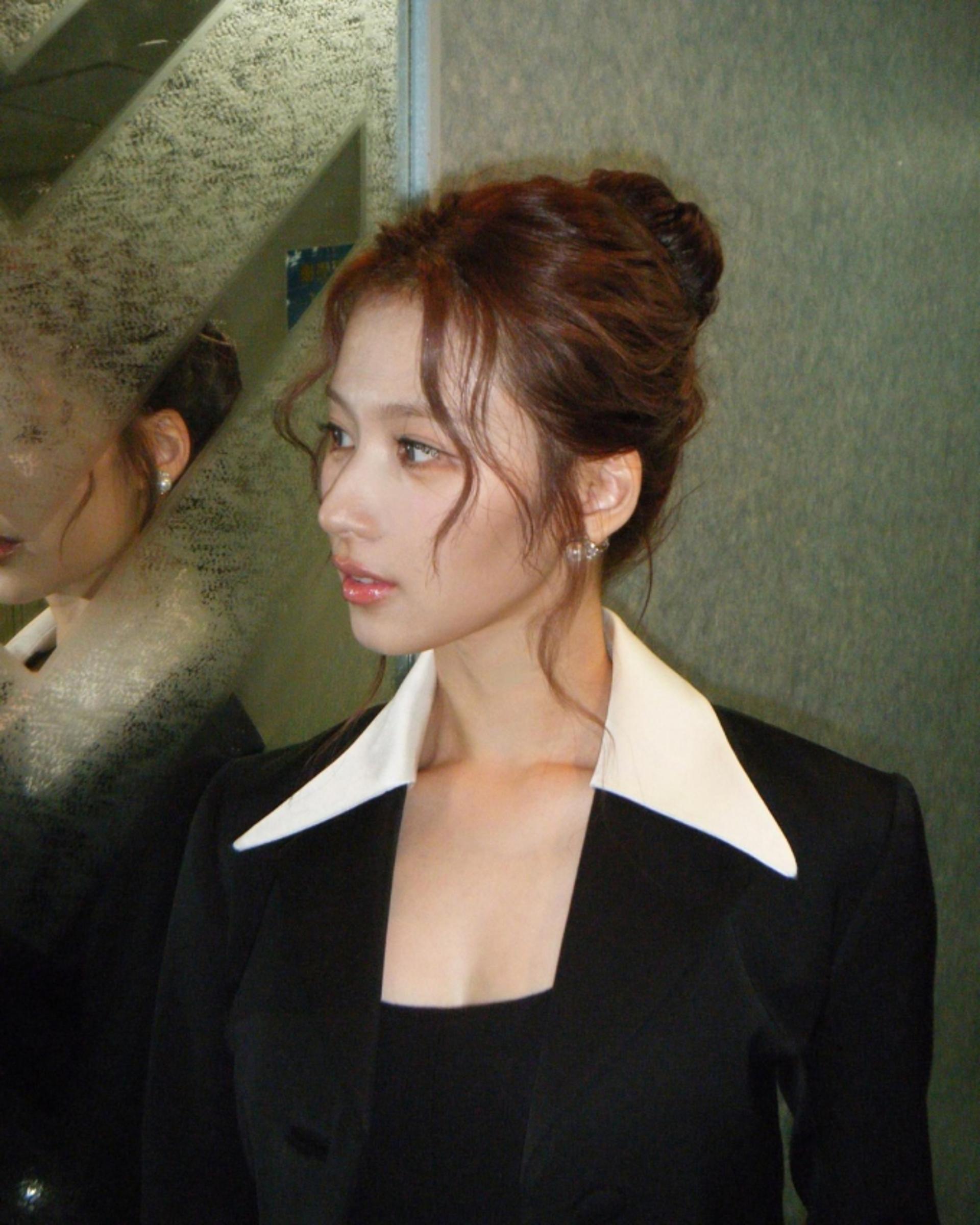 트와이스 사나, 베일 듯한 콧날에 V라인 턱선까지