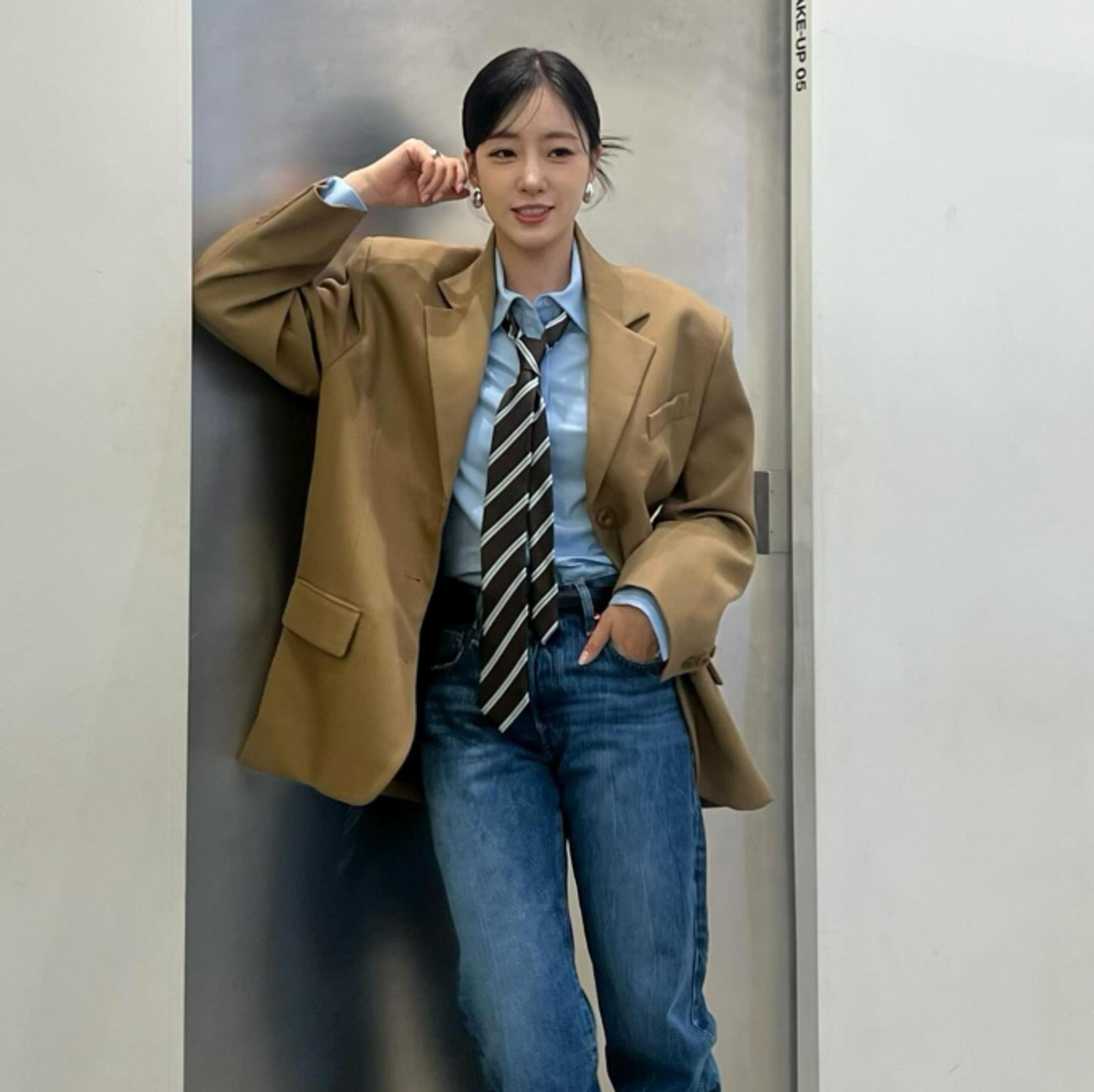 함은정, 줄무늬 넥타이 포인트! 레트로 무드 매니시룩