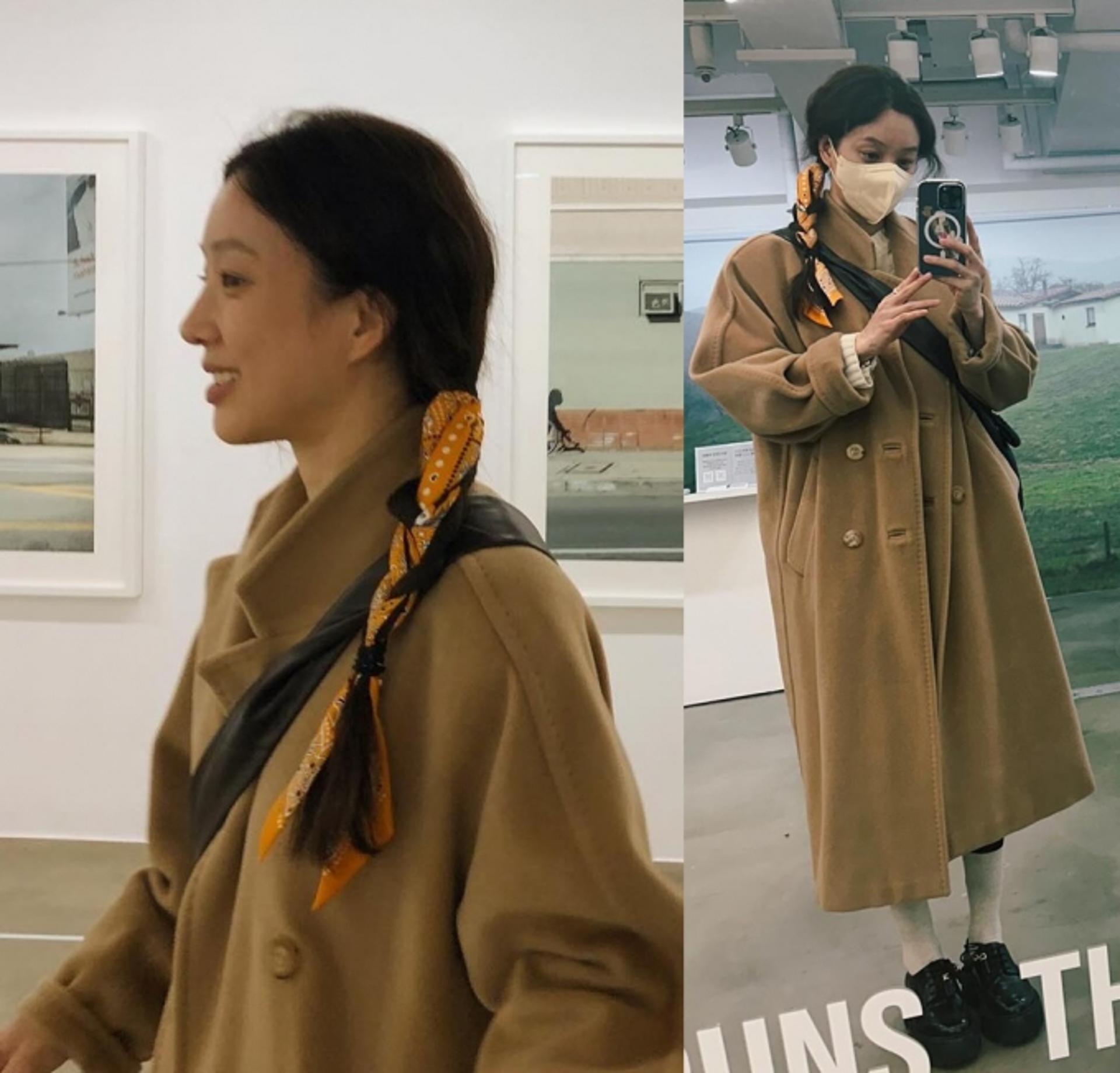 정려원, 스카프로 땋은 머리…복고 감성 데일리룩