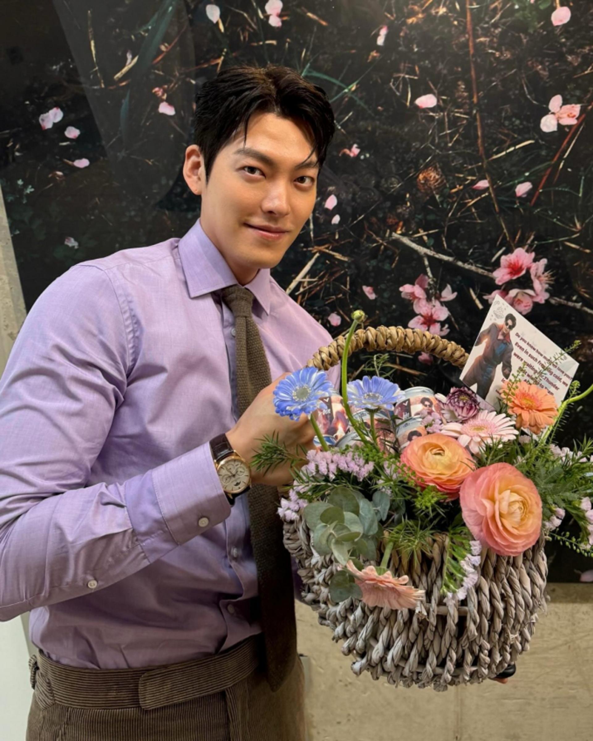 김우빈, 보라색 셔츠룩…美친 패션 소화력 자랑