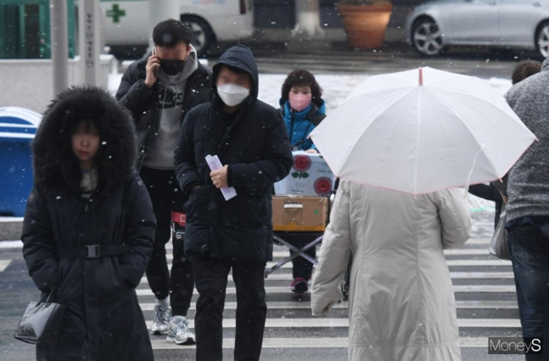 [오늘 날씨] "도로 살얼음 주의"… 전국 곳곳 눈 또는 비