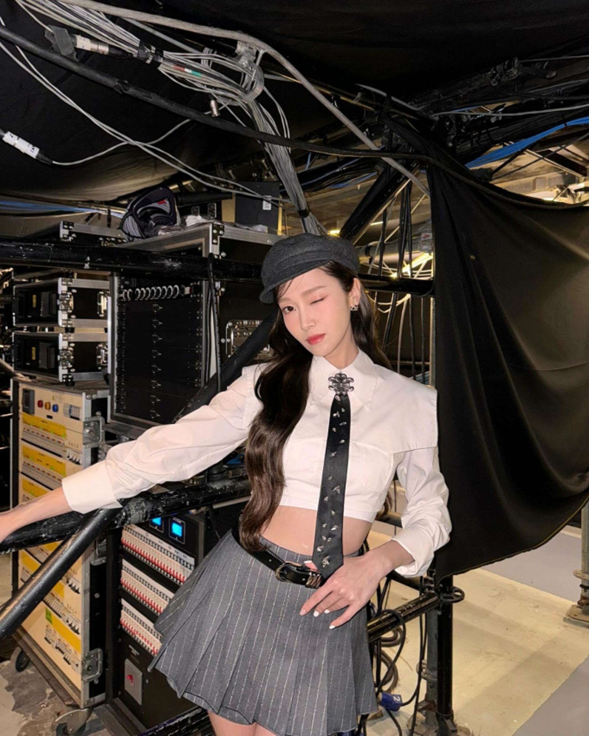 "폼 미쳤다"…제시카, 백스테이지서 뽐낸 모던 프레피룩
