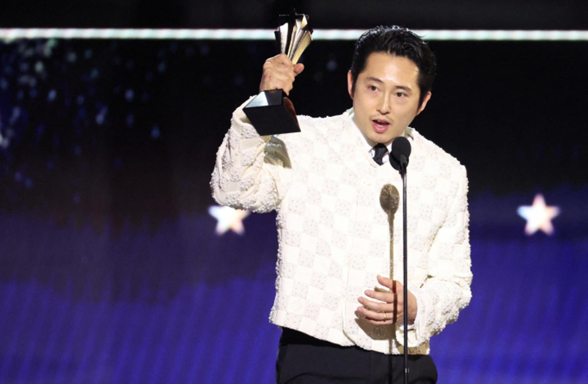 스티븐 연, 美크리틱스 초이스 남우주연상…에미상도 싹쓸이?