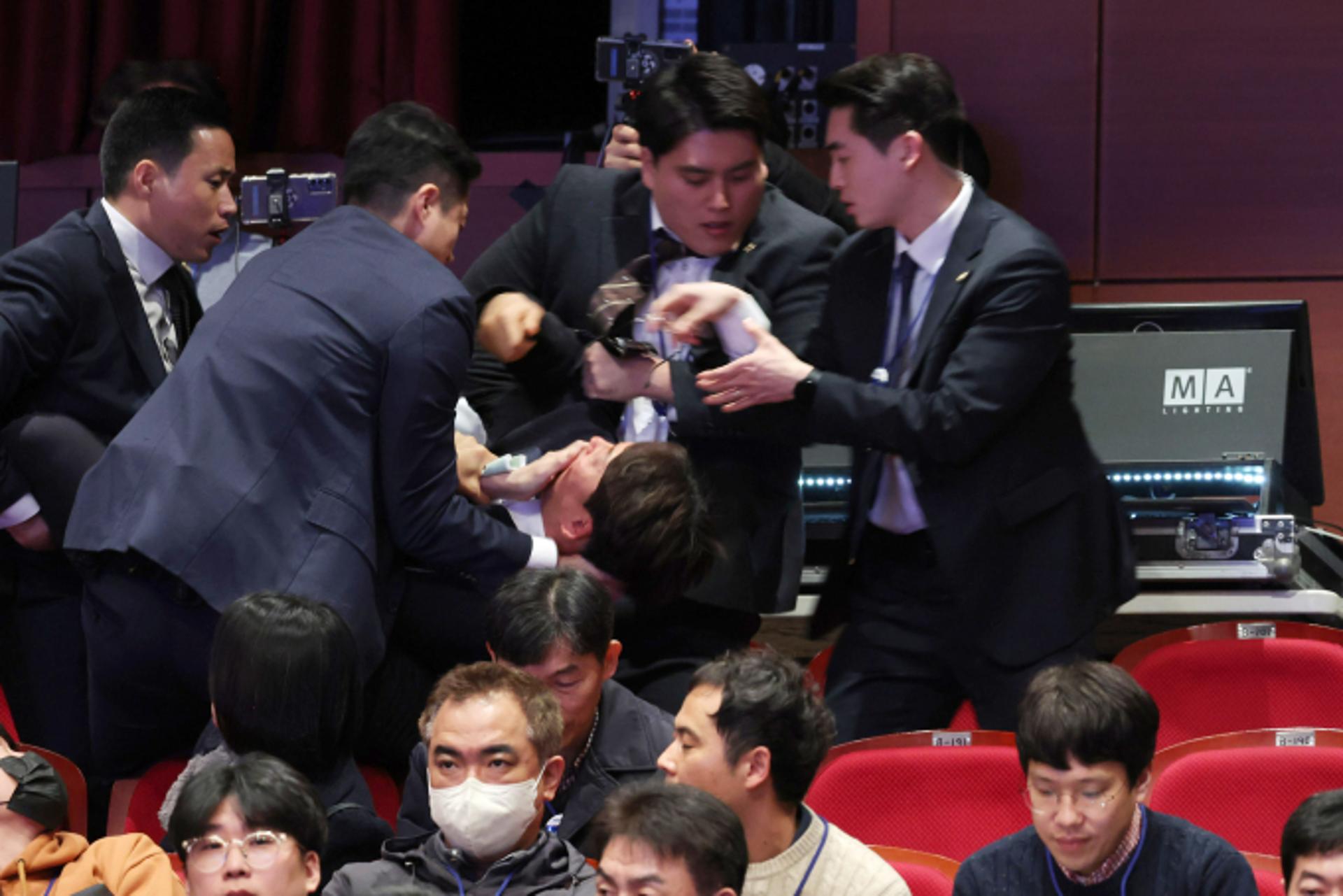대통령실, 강성희 강제 퇴장에… "경호상 위해 행위로 판단"