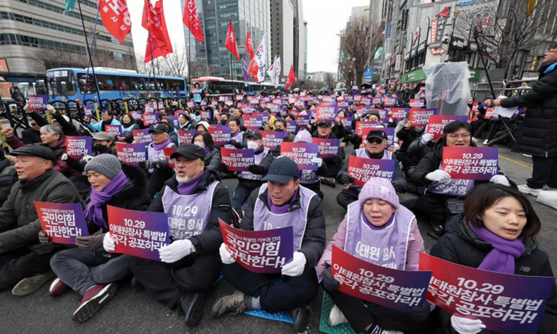"이태원참사특별법 즉각 공포하라"… 유가족, 서울 도심서 정부·국힘 규탄 집회