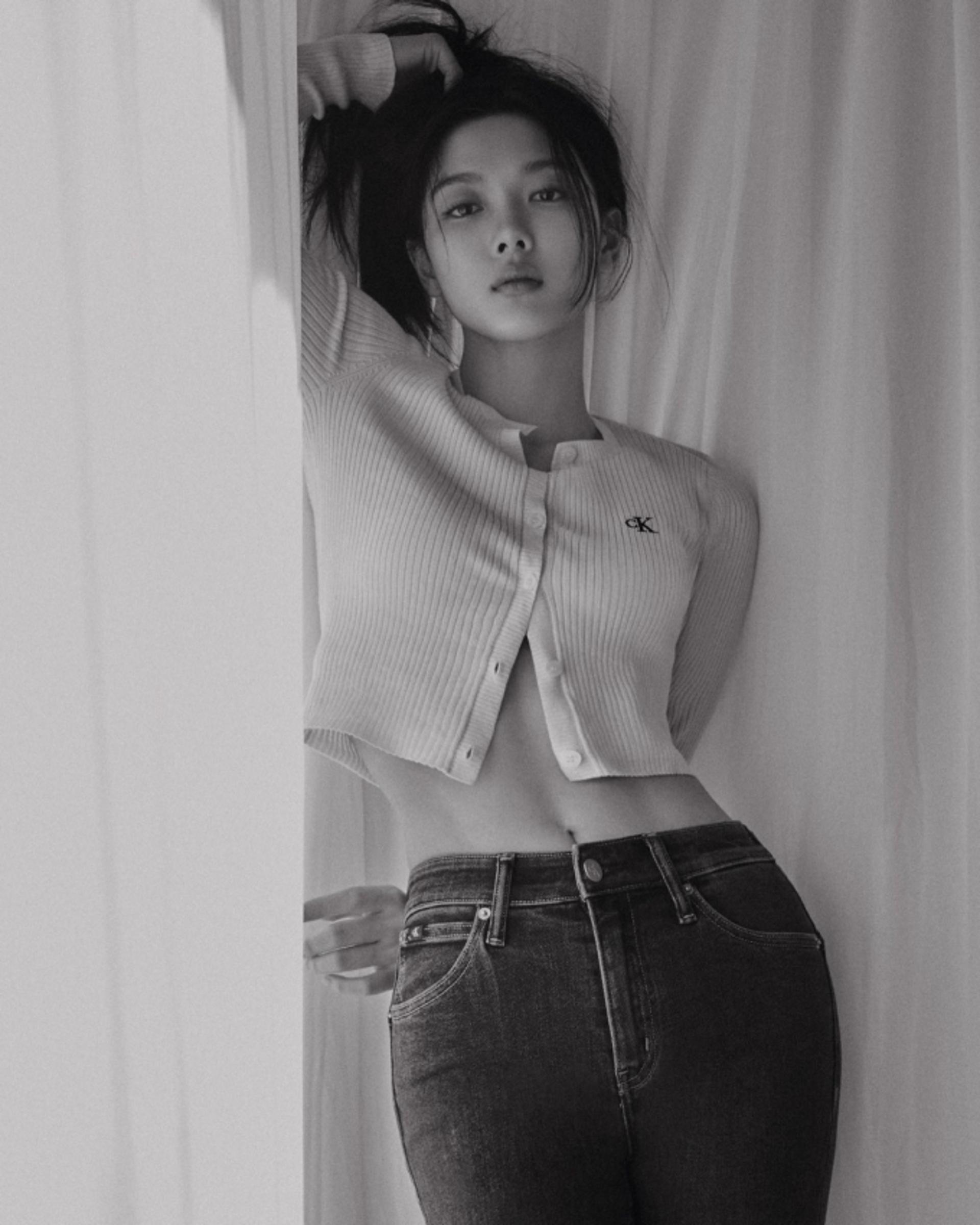 김유정, 이렇게 섹시했나?…선명한 복근 드러낸 화보 공개