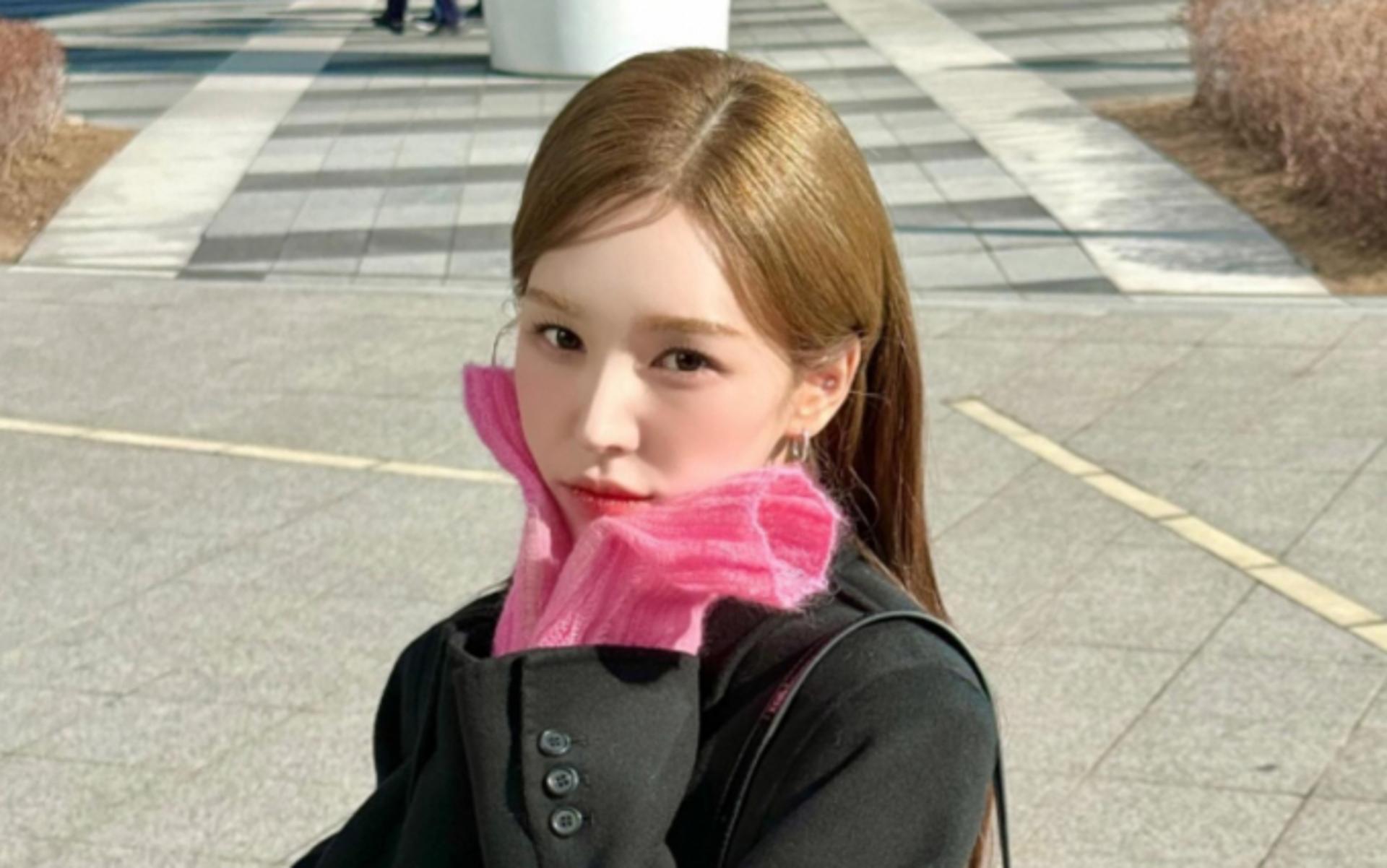레드벨벳 웬디, 핑크 아이템 하나로 로맨틱해진 블랙룩