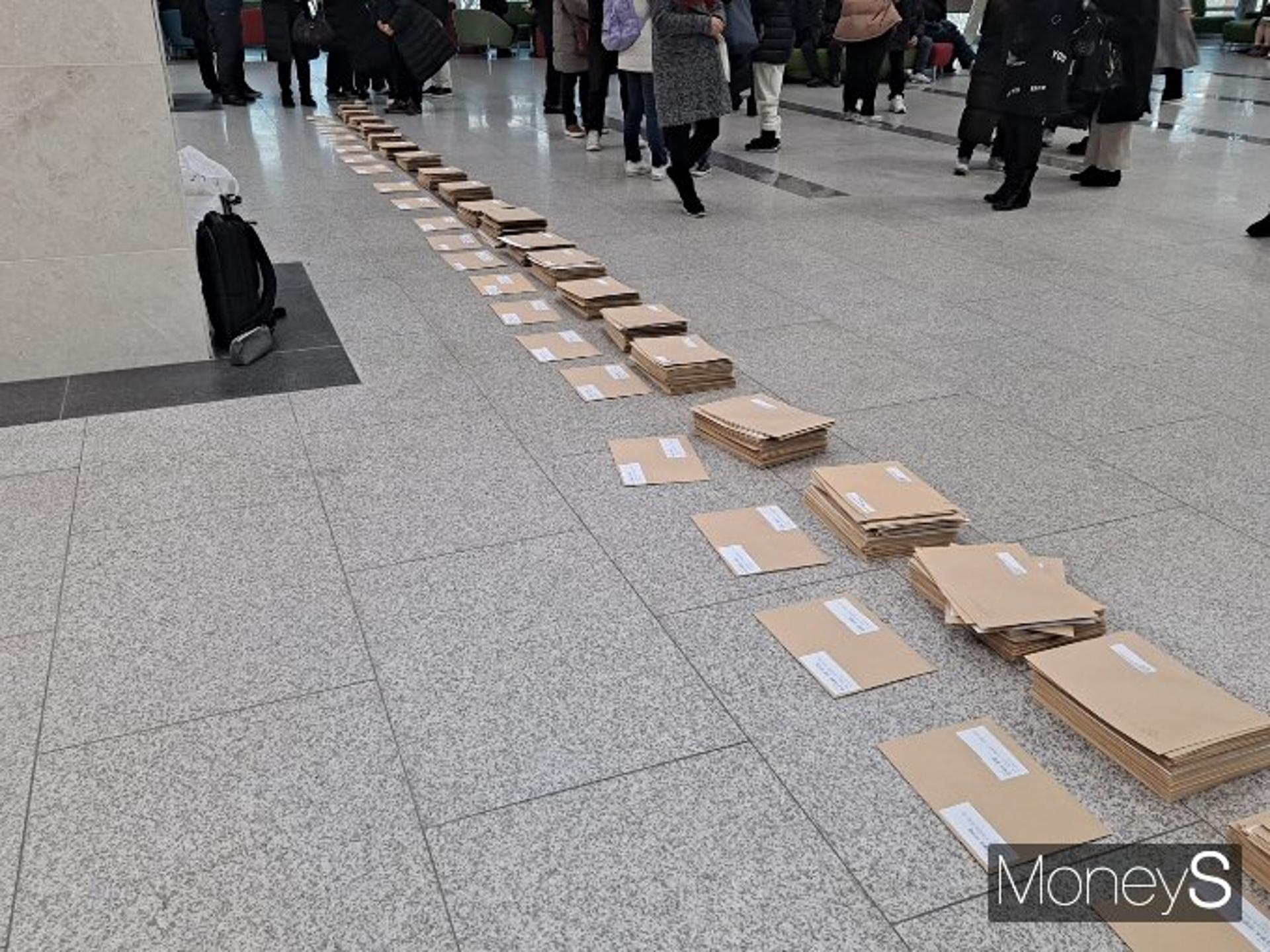 [르포] "40년 모은 돈인데…" 탄원서 들고 모인 ELS가입자들