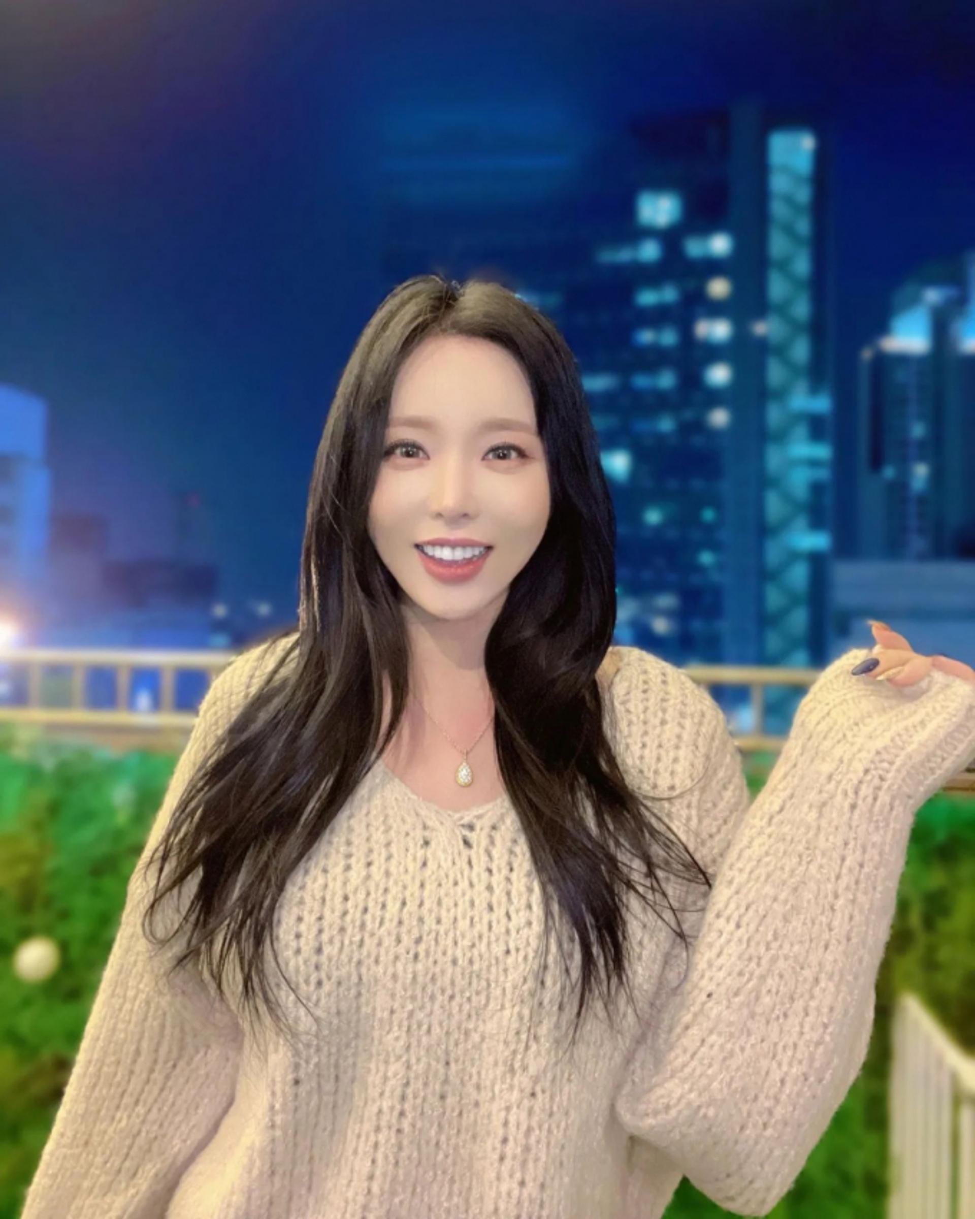 홍진영, 청순한 니트 패션…애교 가득 눈웃음 발사