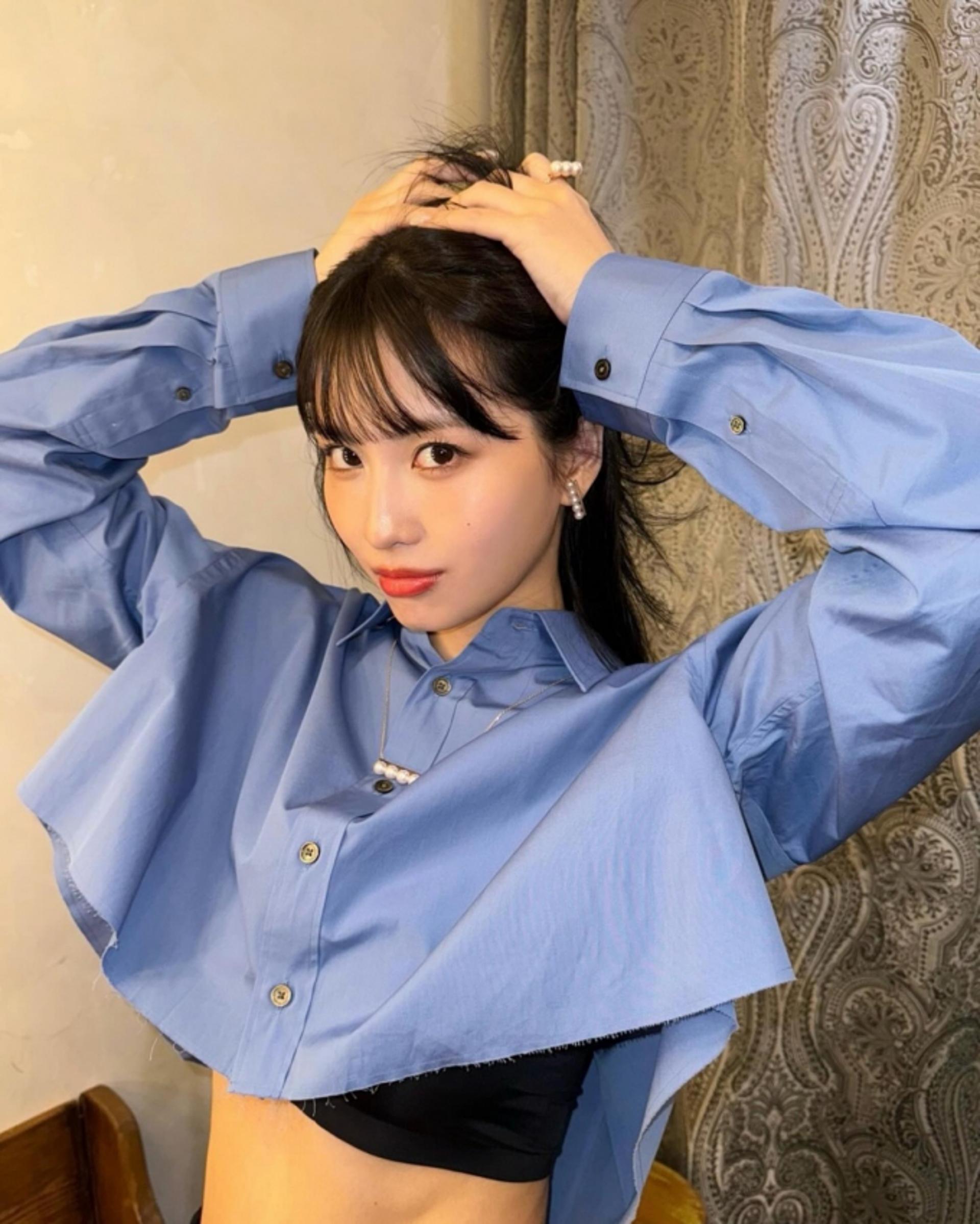 트와이스 모모, 푸른 셔츠에 진주 주얼리로 우아하게~
