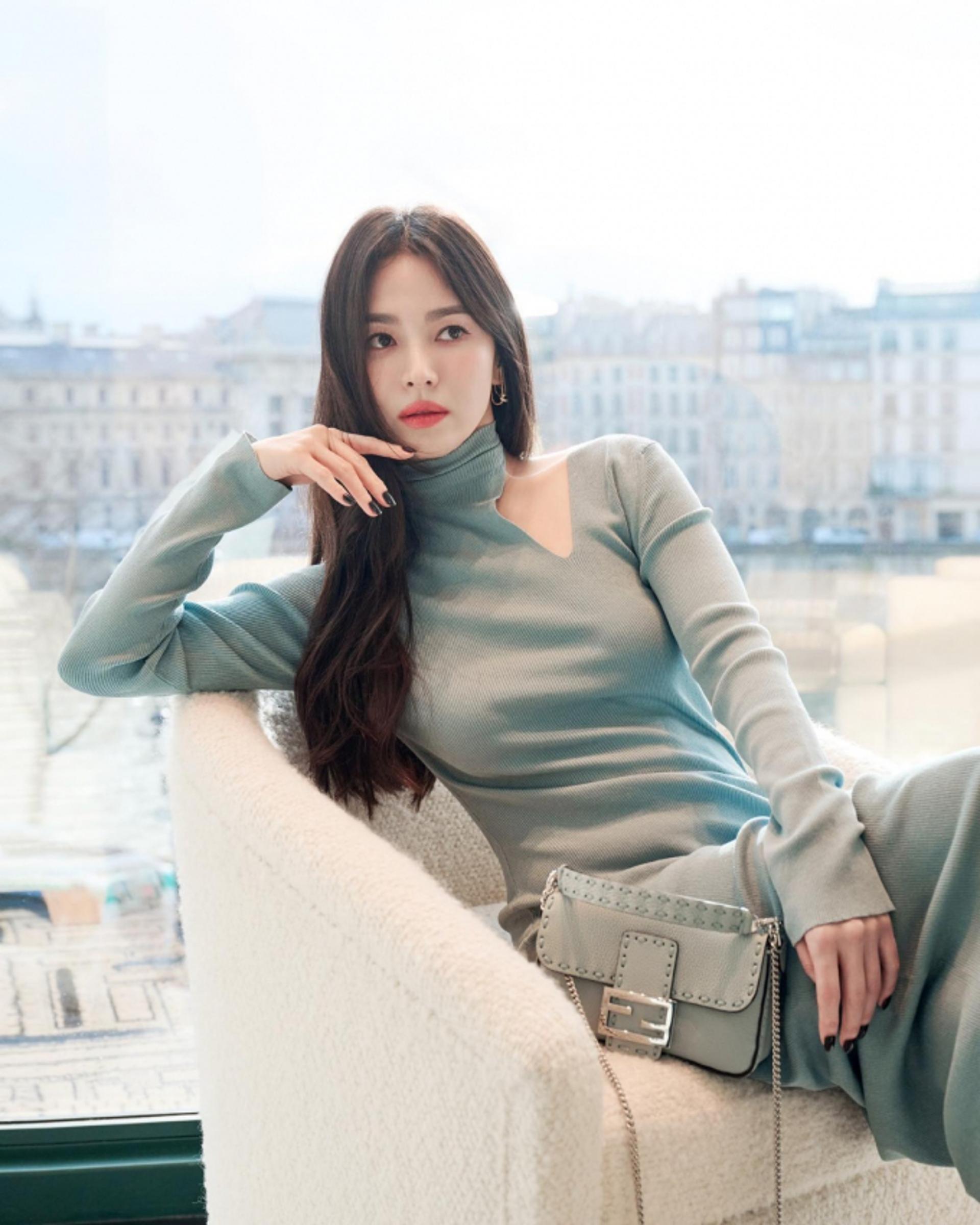 송혜교, 매혹미 넘치는 컷아웃 니트 드레스 자태