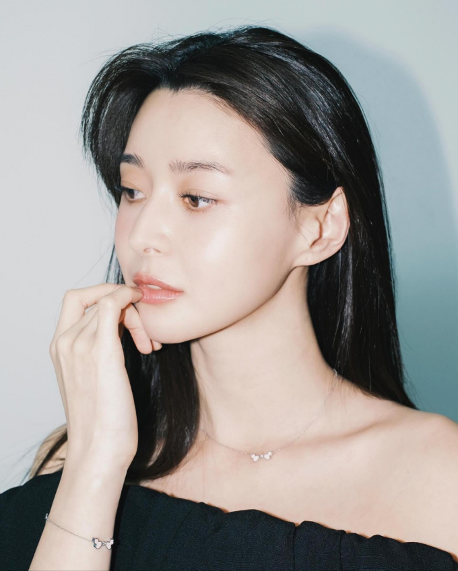 권나라, 짙은 흑발에 블랙 오프숄더 자태