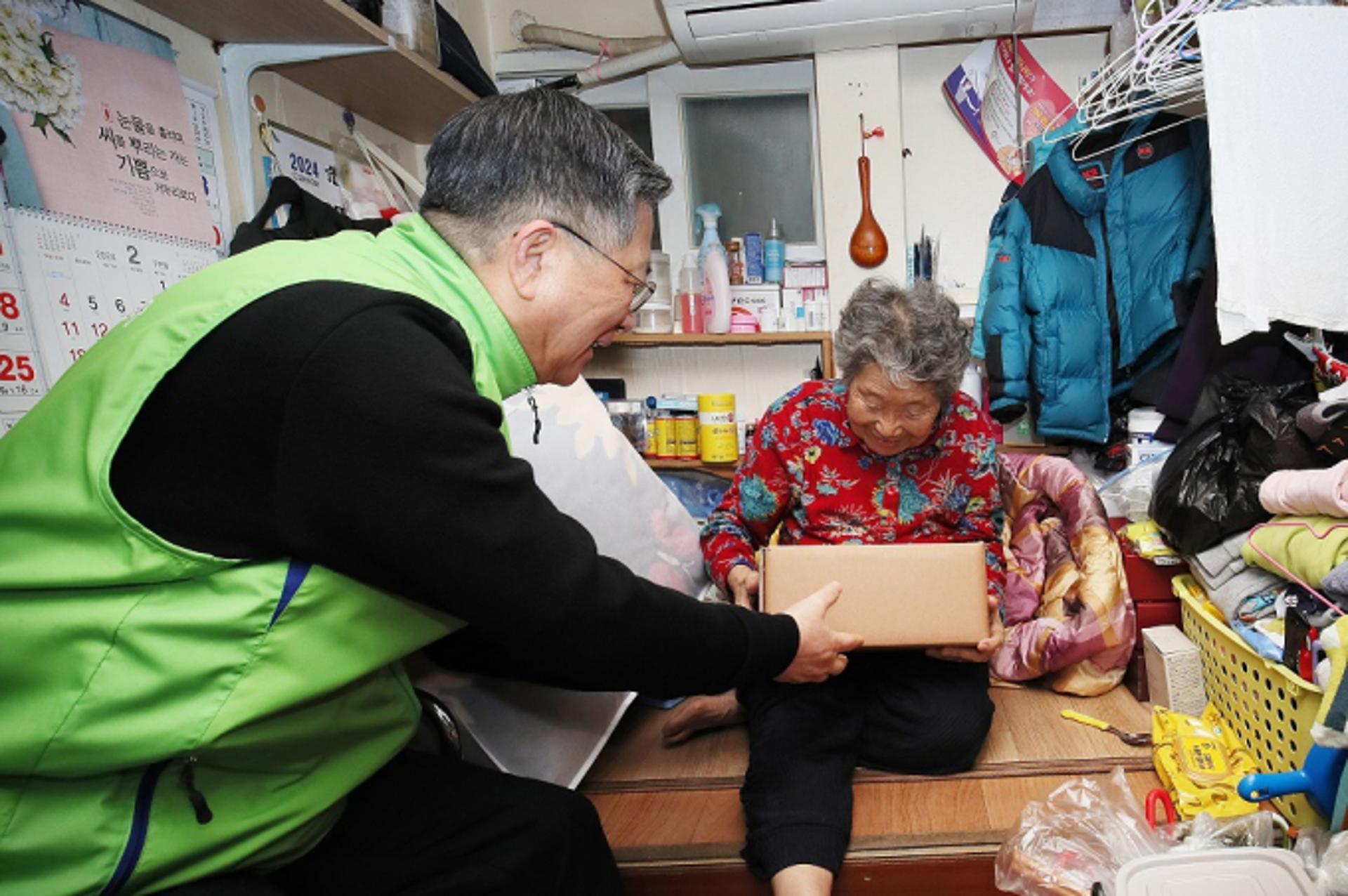이한준 LH 사장, 영등포 쪽방촌 찾아 겨울물품 전달