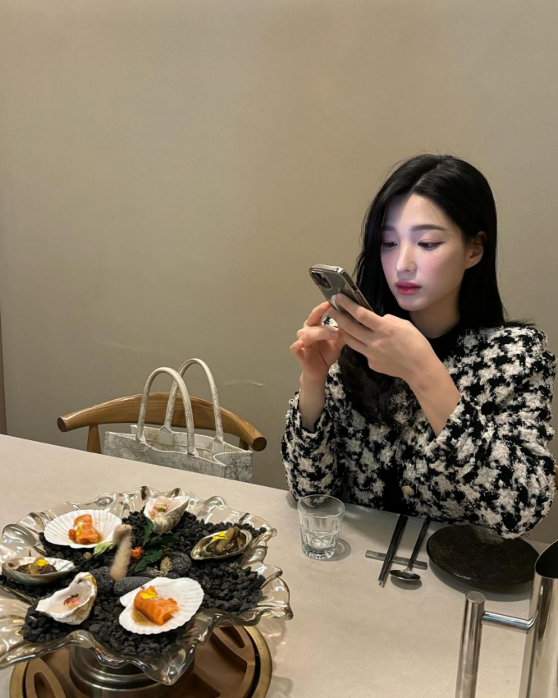 '이혼' 율희, 럭셔리 트위드룩에 고급 레스토랑…"오랜만에 힐링"