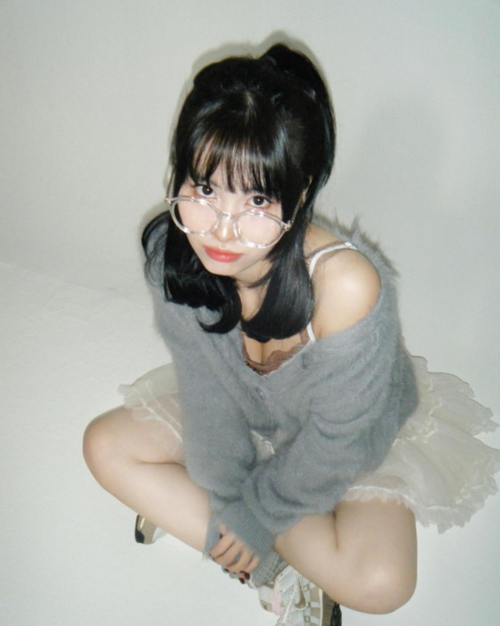 트와이스 모모, 너드미 한 스푼 더한 섹시 발레코어 룩